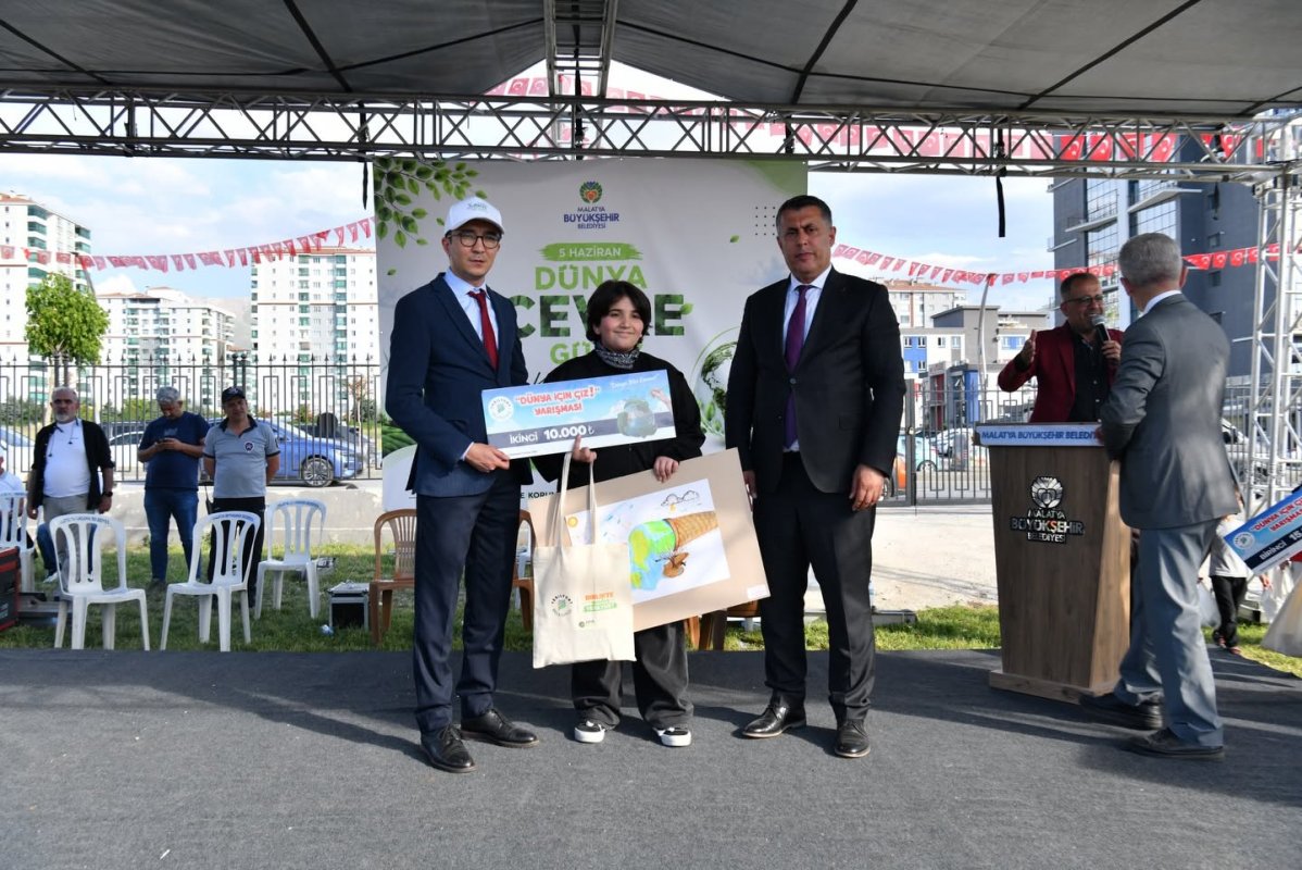 YEŞİLYURT’TA ÇEVRE BİLİNCİ ÖDÜLLENDİRİLDİ   ATIK PİL TOPLAMA VE “DÜNYA İÇİN ÇİZ” YARIŞMALARINDA ÖDÜLLER SAHİPLERİNİ BULDU