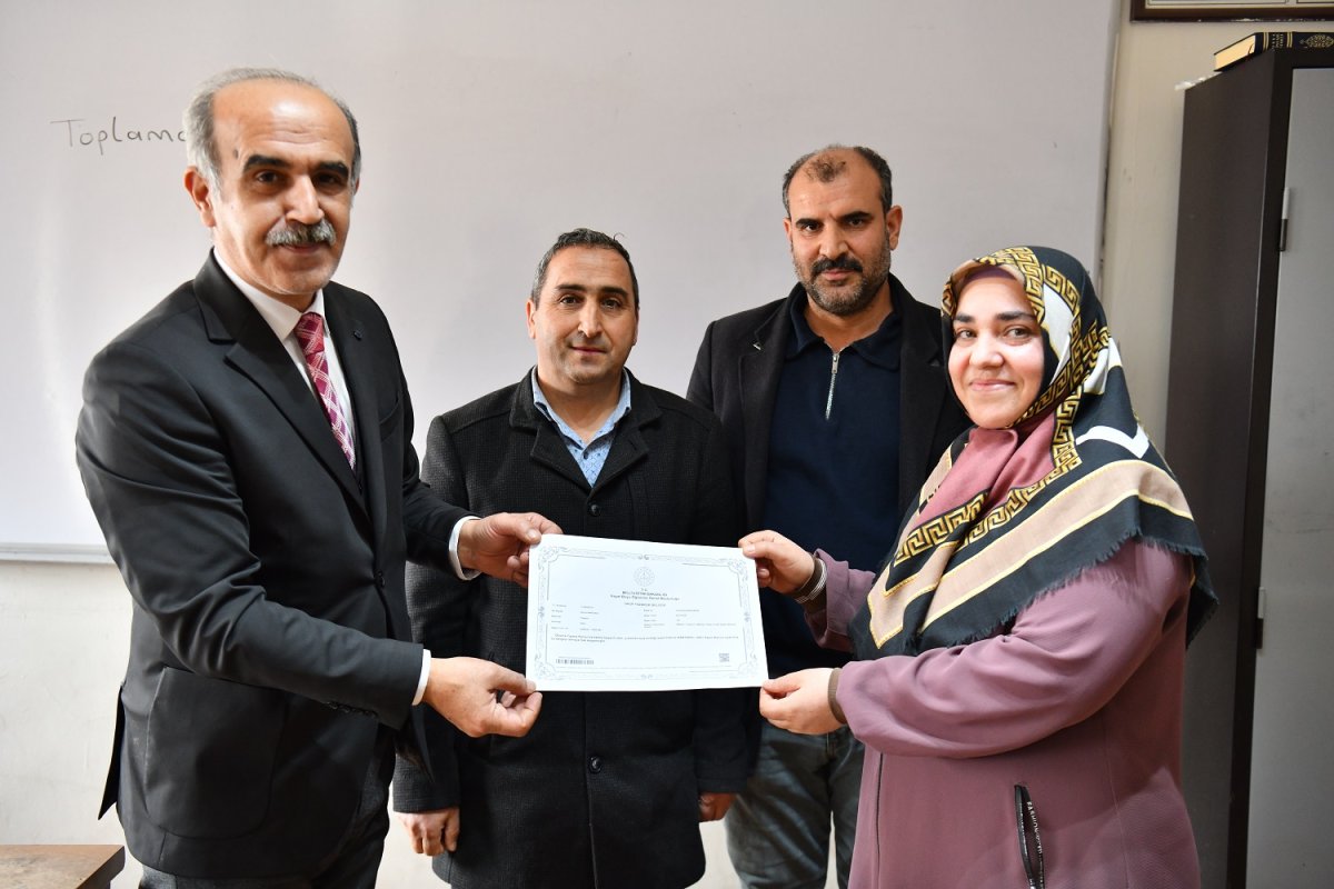 Topsöğüt’te Okuma Yazma Gururu: Kursiyerler Belgelerini Aldı