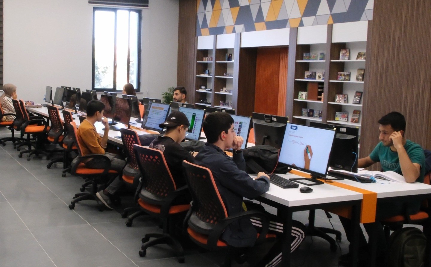 100. Yıl Kütüphanesi Öğrencilerin Uğrak Noktası Oldu