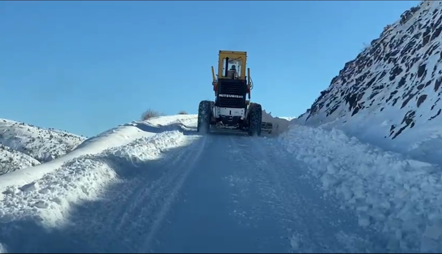 107 MAHALLEDE 2 BİN 475 KİLOMETRE YOL ULAŞIMA AÇILDI