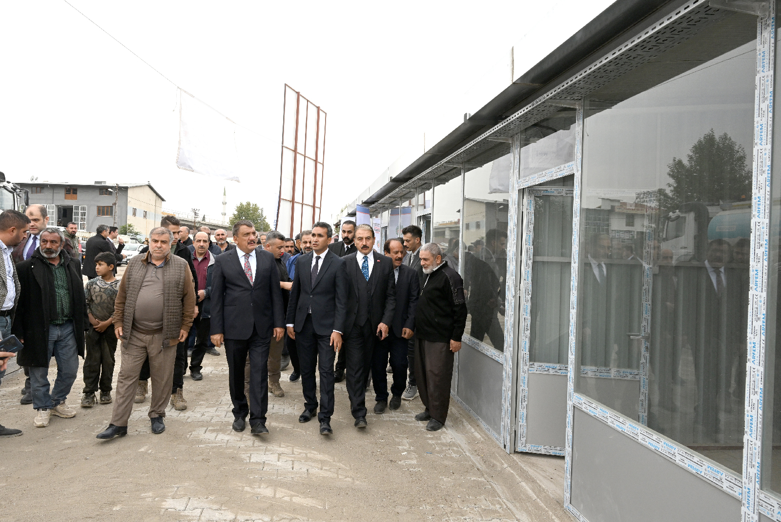 180 İşyeri Kurayla Sahiplerine Teslim Edildi