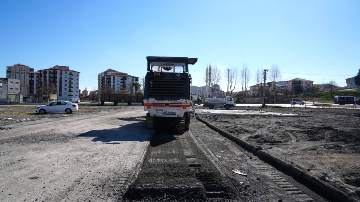 BATTALGAZİ’DE SÖKÜLEN ASFALT KIRSAL YOLLARDA DEĞERLENDİRİLİYOR