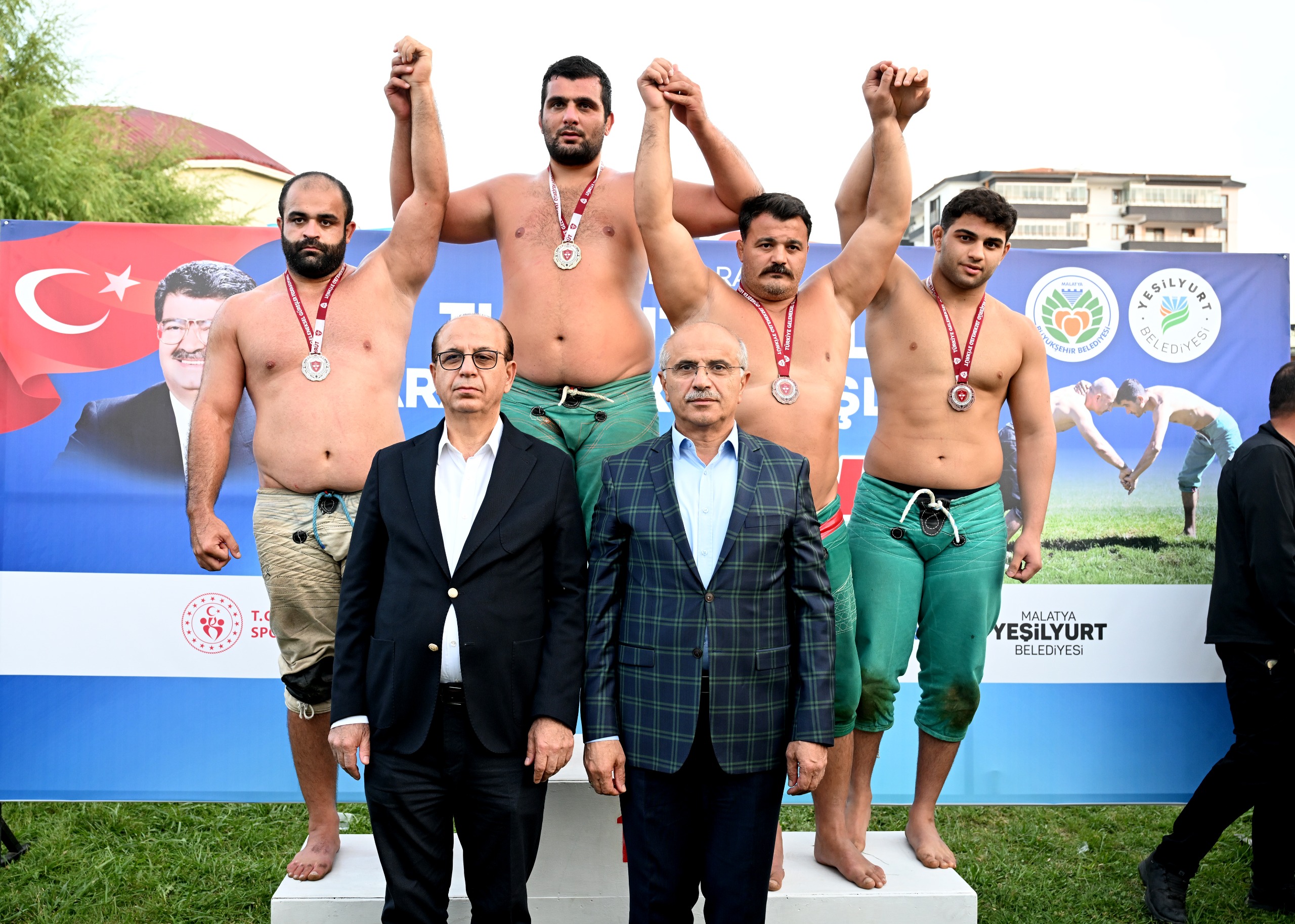 20. ULUSLARARASI TURGUT ÖZAL KARAKUCAK GÜREŞLERİ BÜYÜK ÇEKİŞMELERE SAHNE OLDU