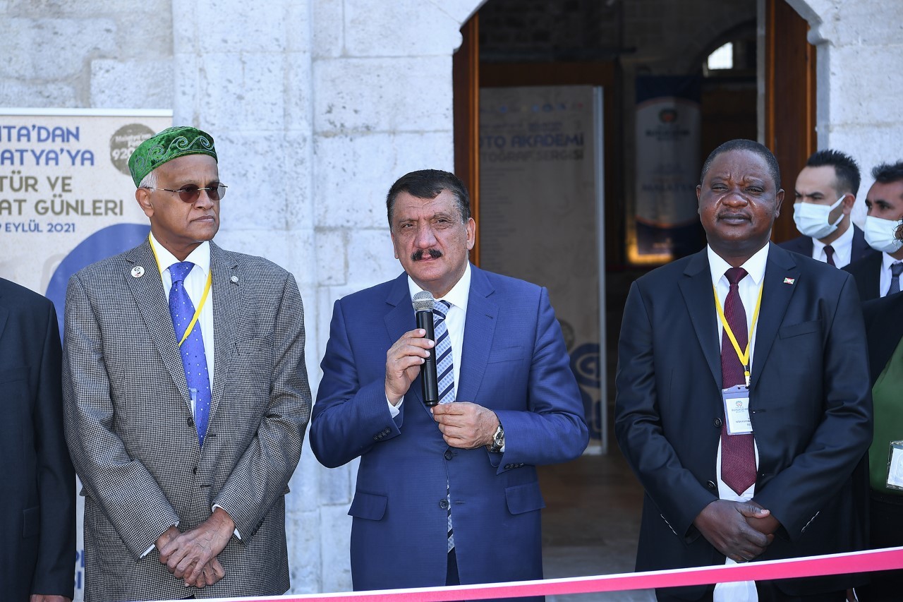 22 üniversiteden 51 akademisyenin katıldığı foto akademi sergisi açıldı