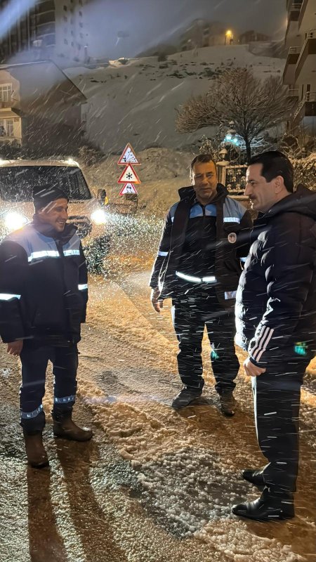 BAŞKAN TAŞKIN GECE BOYU KAR MESAİSİNİ SAHADA TAKİP ETTİ