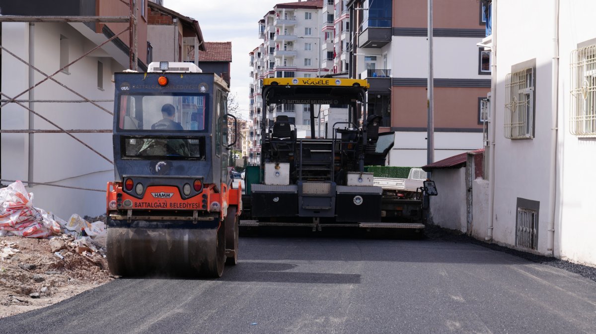 BATTALGAZİ’DE ASFALT ÇALIŞMALARI SÜRÜYOR