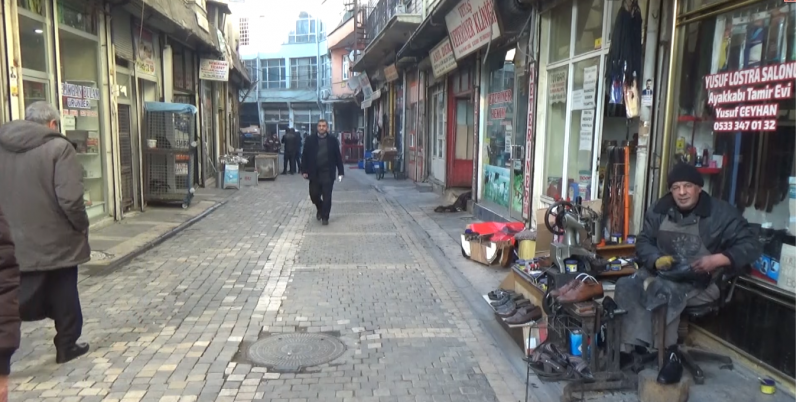 50 yıldır ayakkabı tamiri yaparak ailesini geçindiriyor