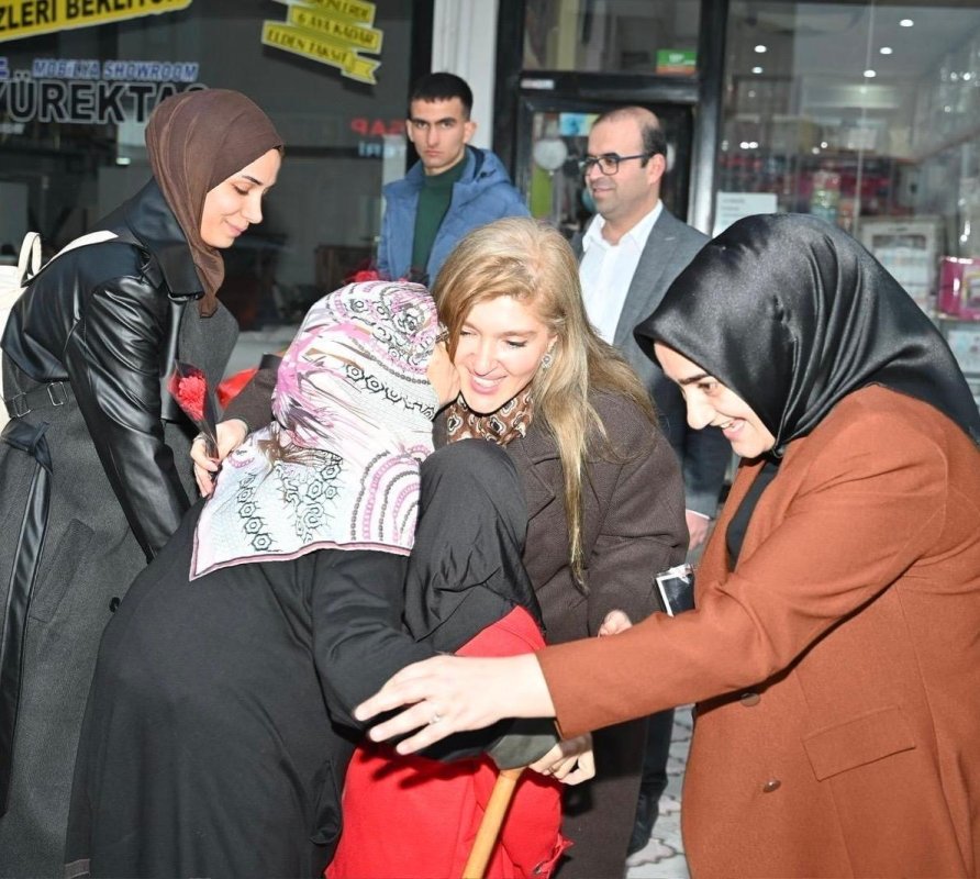 BAYRAM ÖNCESİ SAHADA YOĞUN MESAİ MİLLETVEKİLİ ÖLMEZTOPRAK ESNAFLA BULUŞTU, HANELERE MİSAFİR OLDU