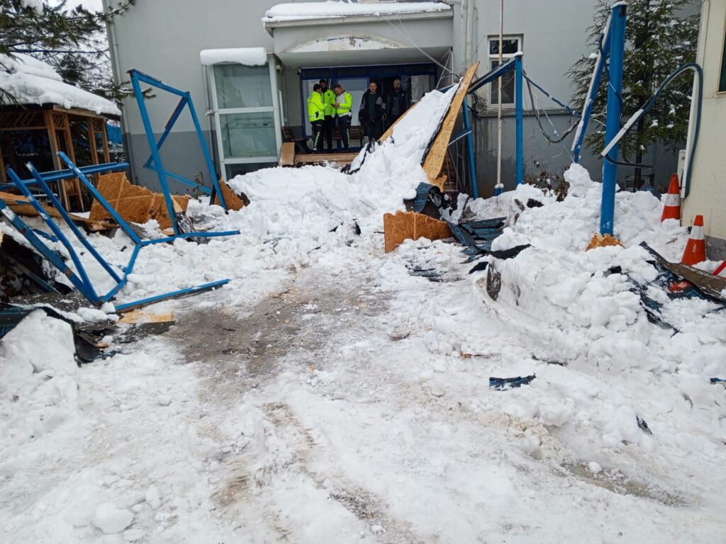 Doğanşehir’de Kar Yağışı Nedeniyle Sundurma Çöktü