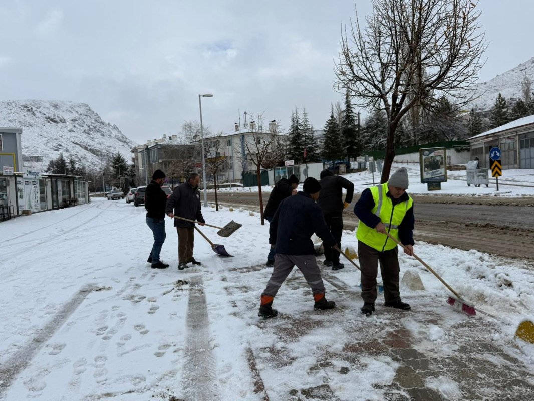 Kuluncak’ta Karla Mücadele Çalışmaları Aralıksız Sürüyor