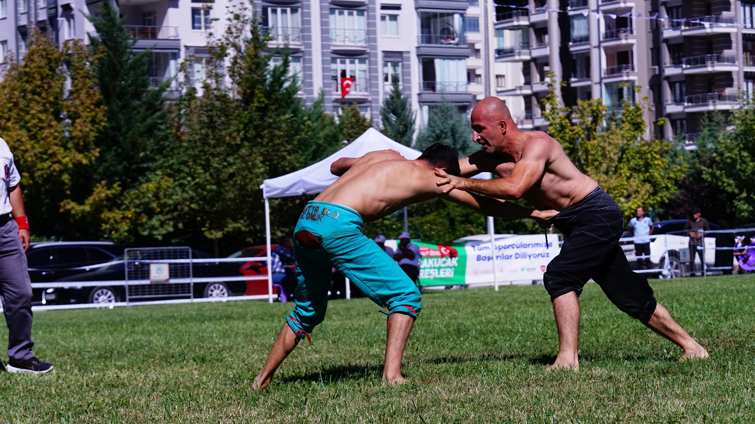 Açılış Törenine Yoğun İlgi, 300 Pehlivan Er Meydanına Çıktı