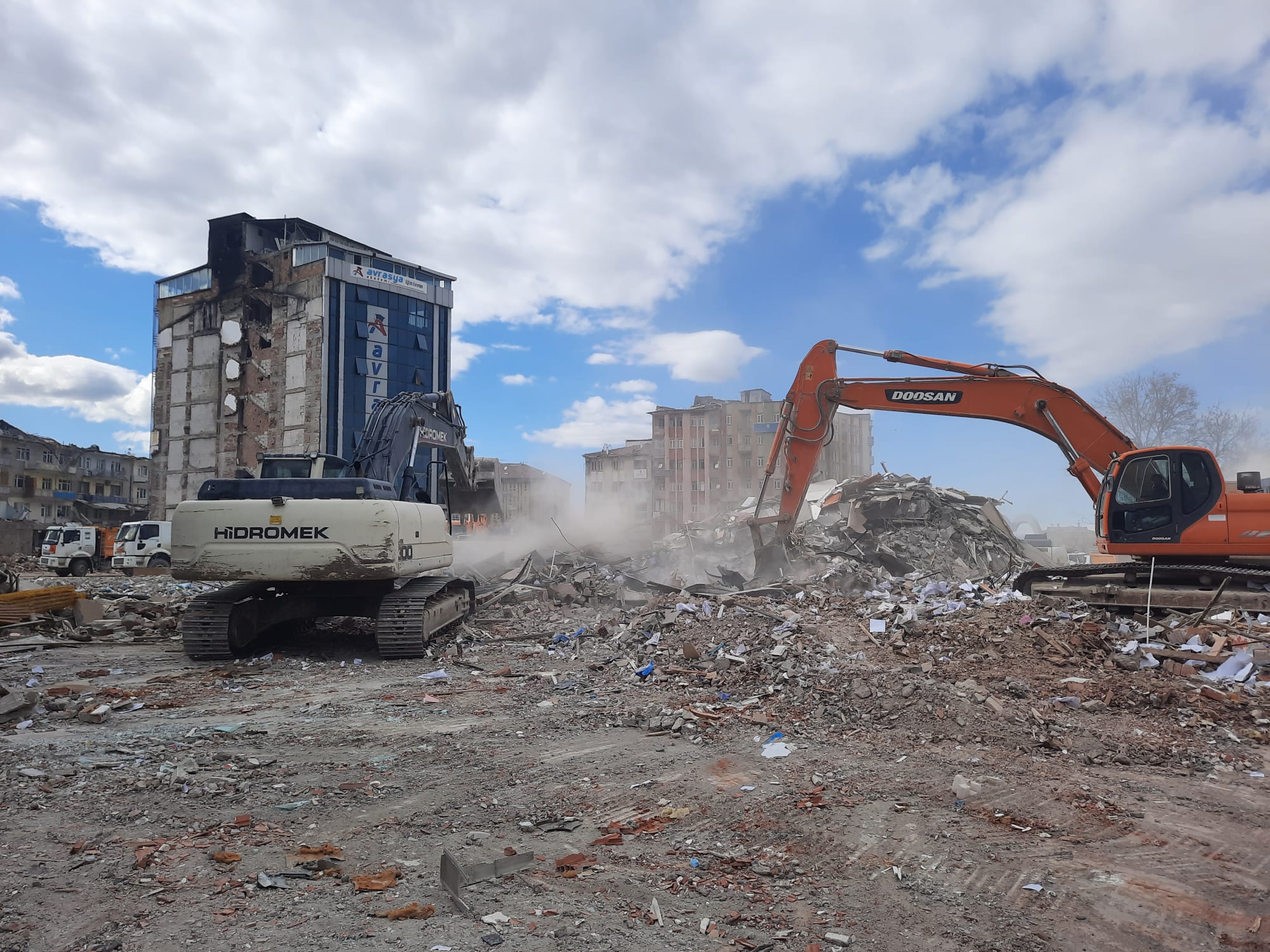 Ağır Hasarlı Mega Haber Ofis Binası Kontrollü Olarak Yıkıldı