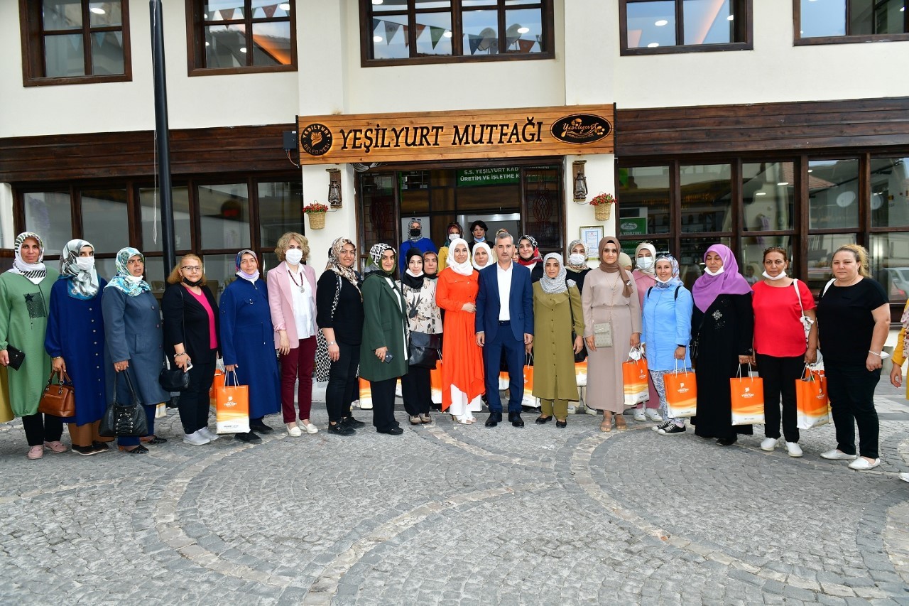 AK Partililer, Yeşilyurt Belediyesi’nin yatırımlarını gezdi