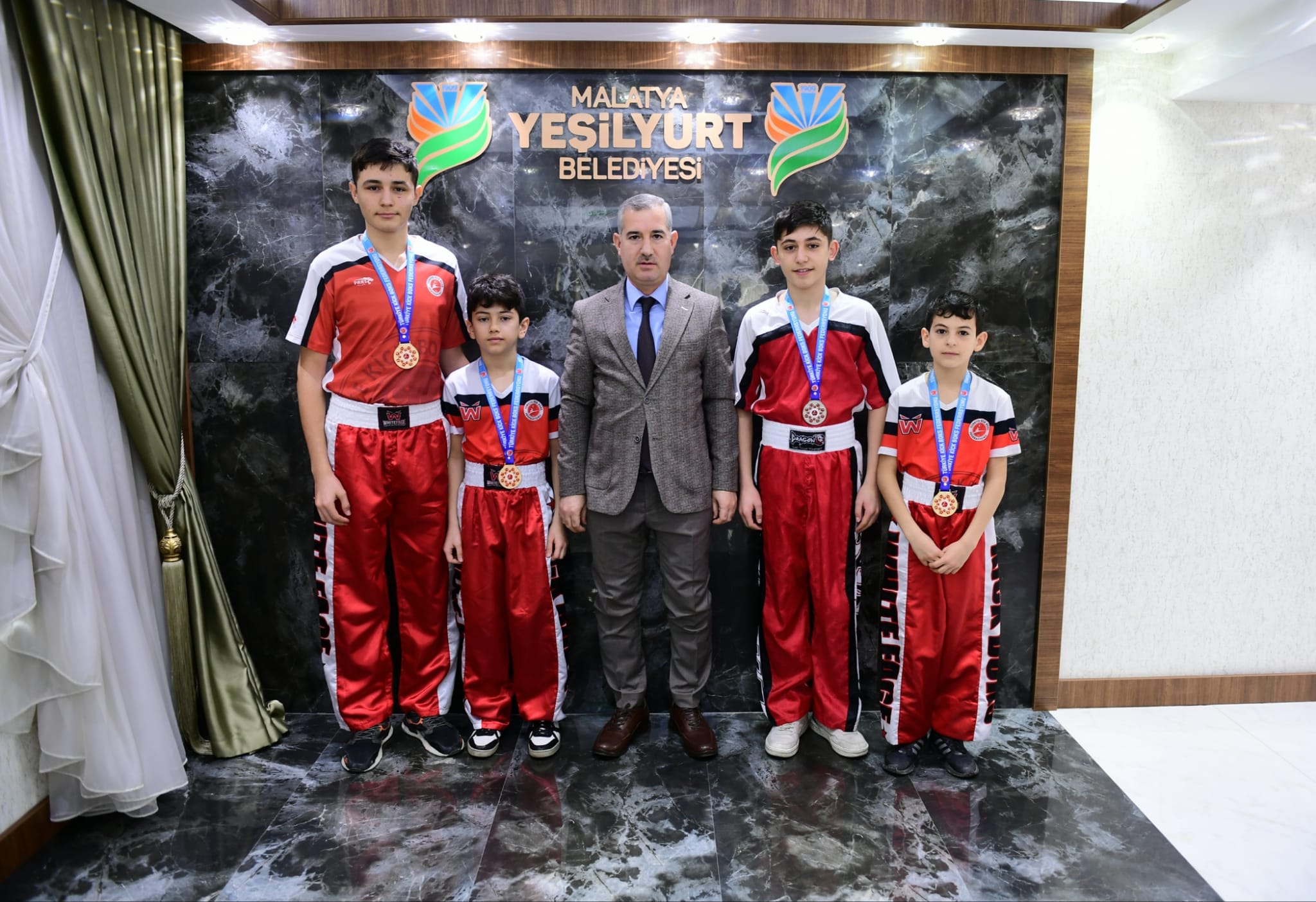 Altın Madalya Alan Sporculardan Başkan Çınar'a Ziyaret