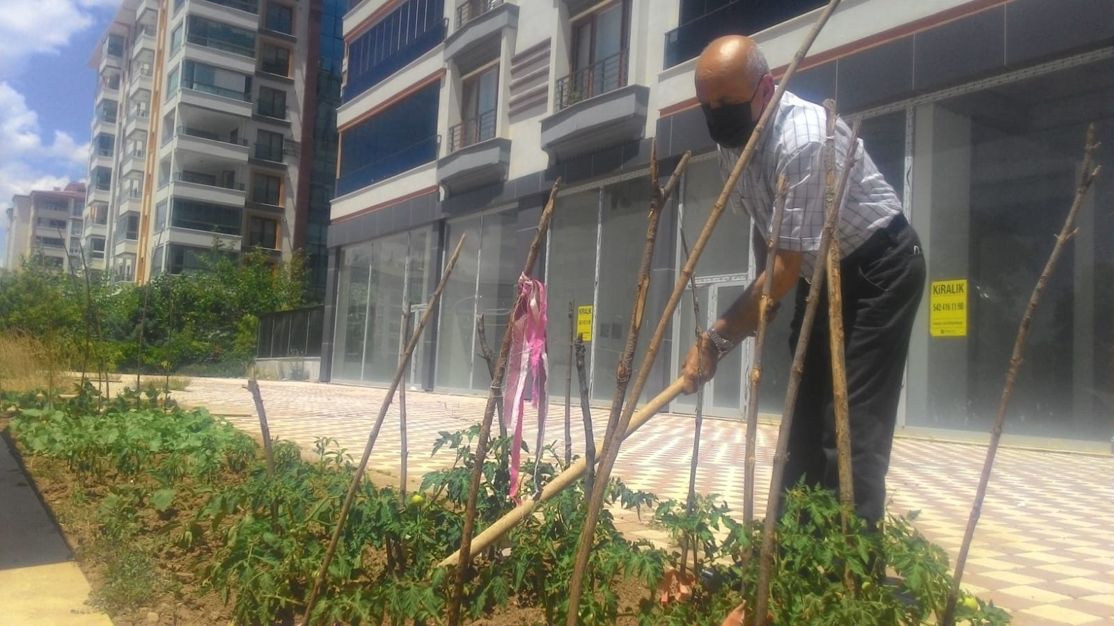 Apartman önünü hobi bahçesi yaptı