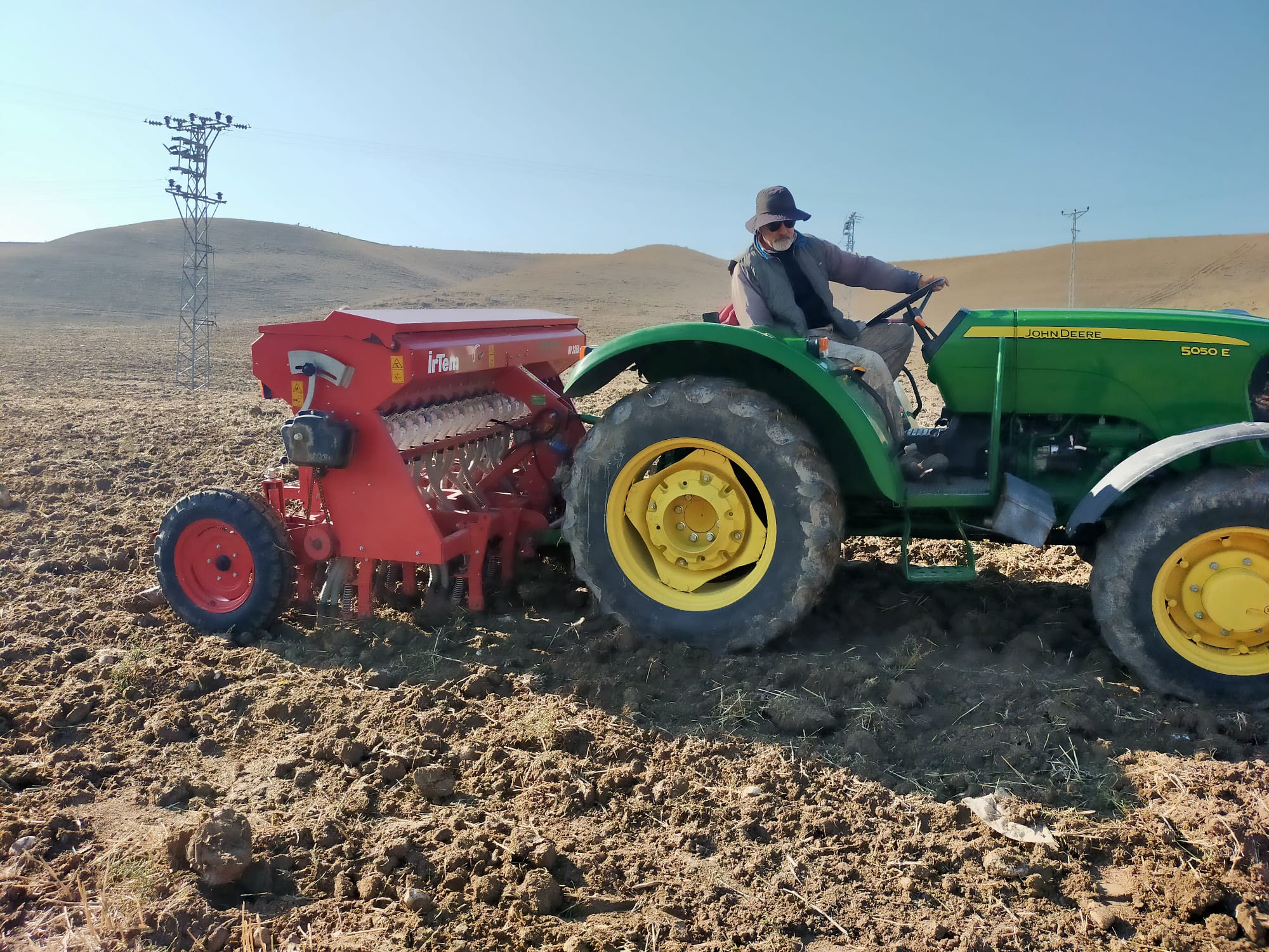 Arguvan'da 5 Çeşit Yerli Buğday Tohumu Toprakla Buluştu