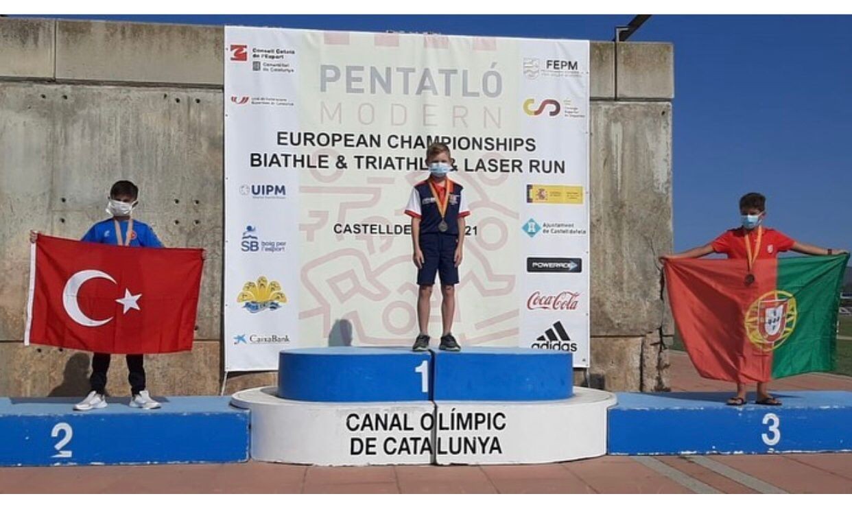 Avrupa ikincisi oldu çiçekle karşılandı