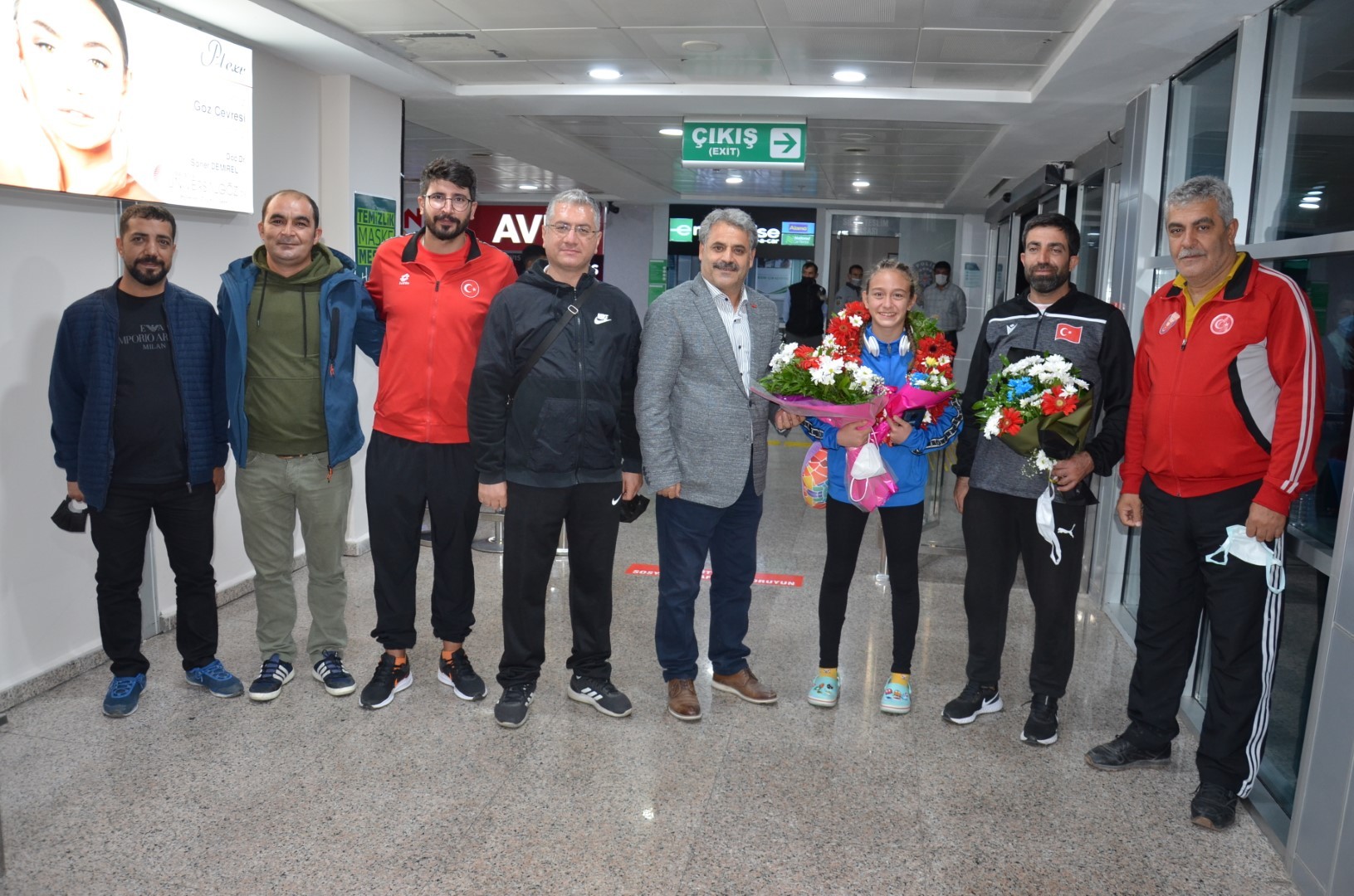 Avrupa Şampiyonu olan Aktaş çiçeklerle karşılandı