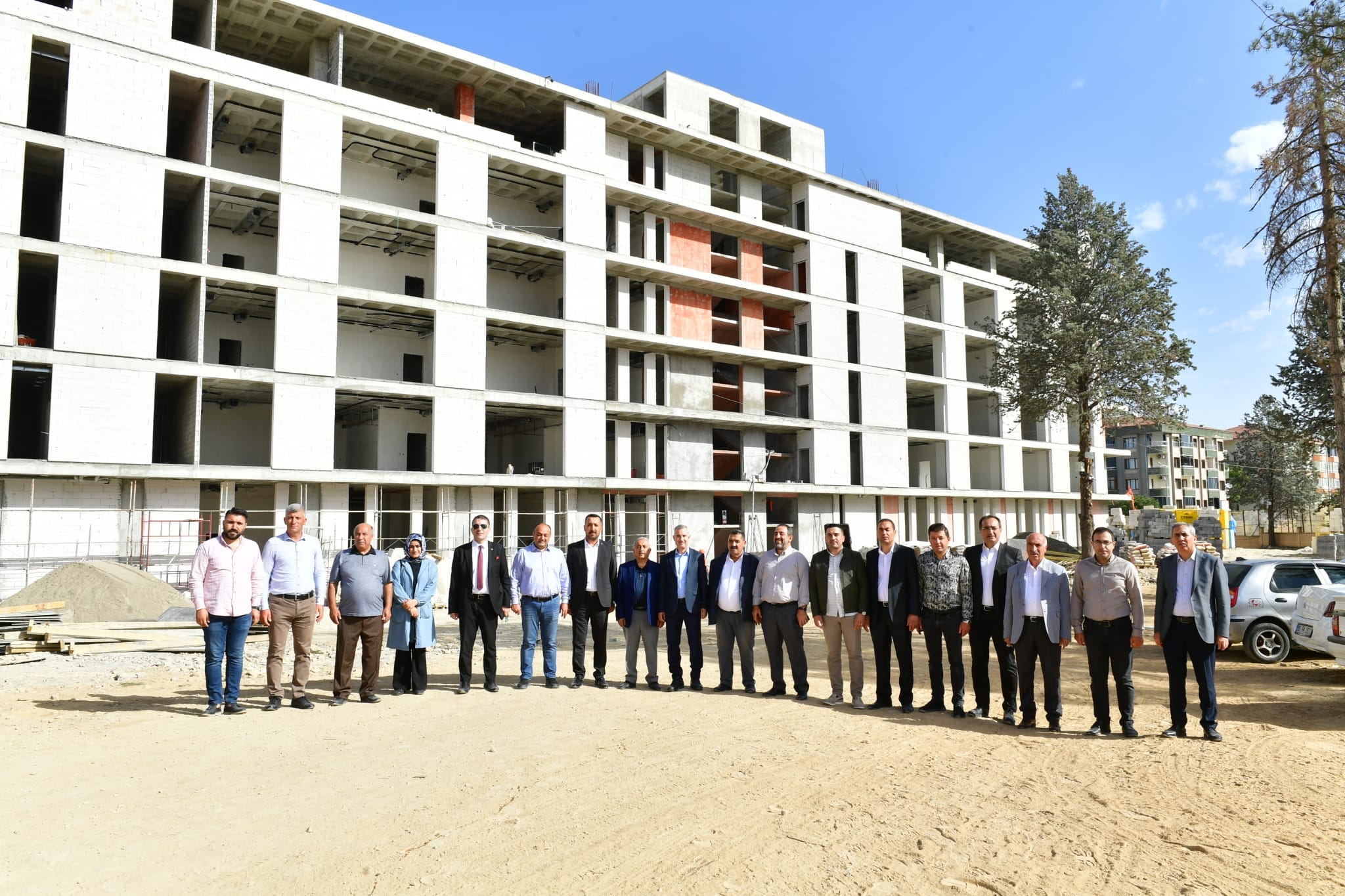 Bakan Çınar Belediye Hizmet Binası İnşaatını İnceledi