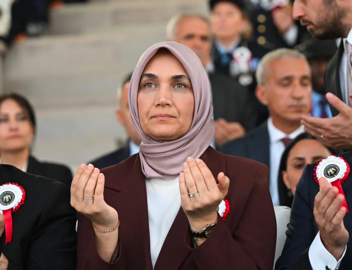 Bakan Yardımcısı Yiğitbaşı genç polisleri tebrik etti: 