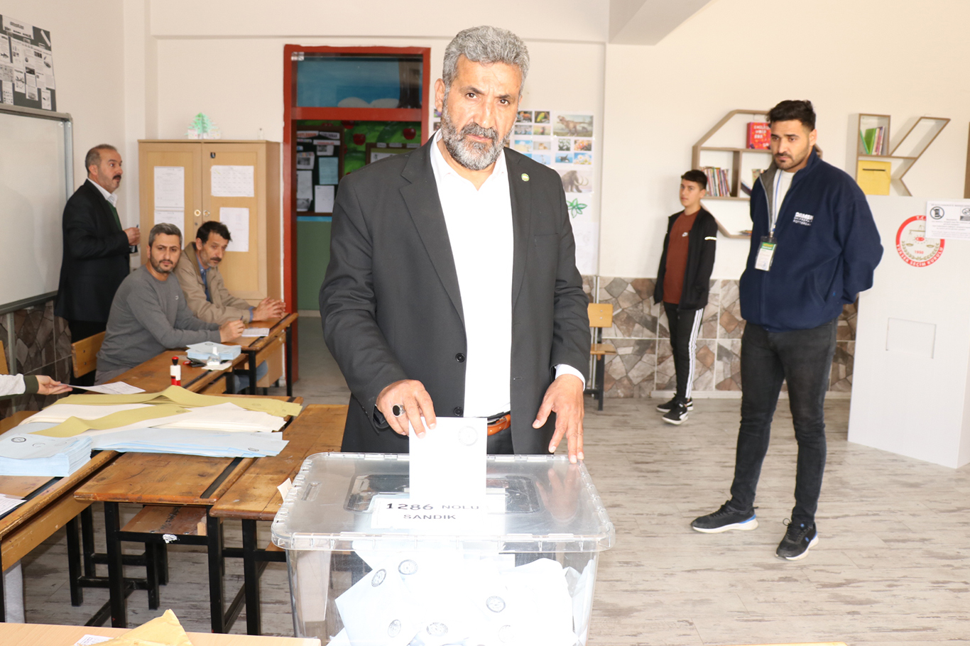 Başkan Adayı Dönmezer Oyunu Kullandı