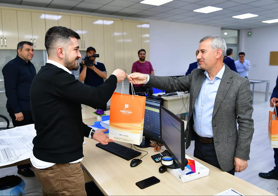 Başkan Çınar Belediye Personelinin Bayramını Katladı