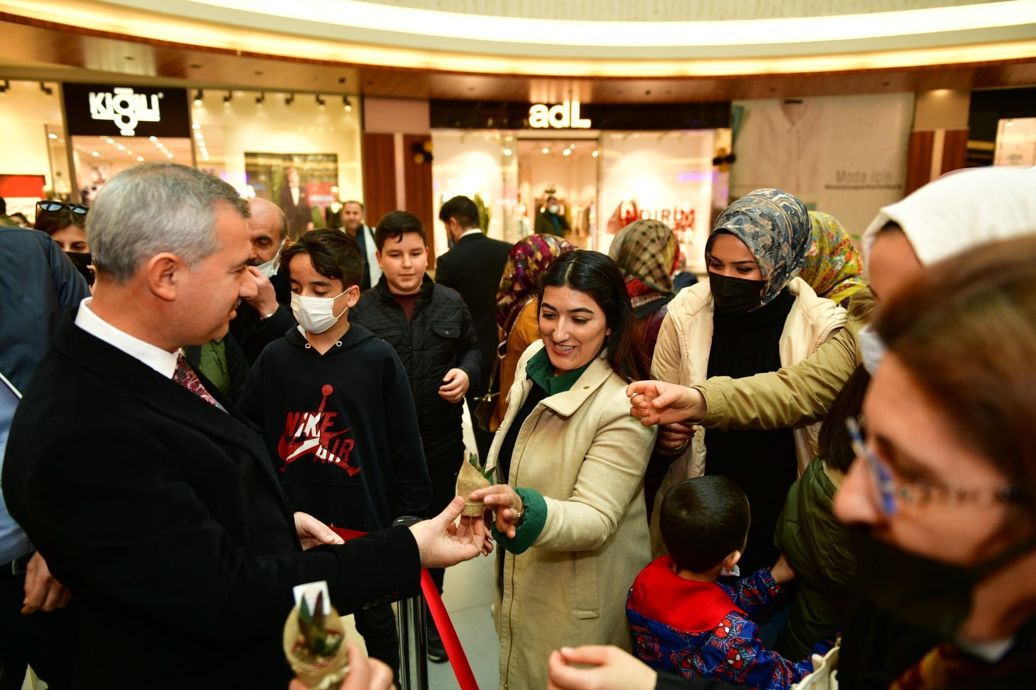 Başkan Çınar'dan Kadınlara Sukulent