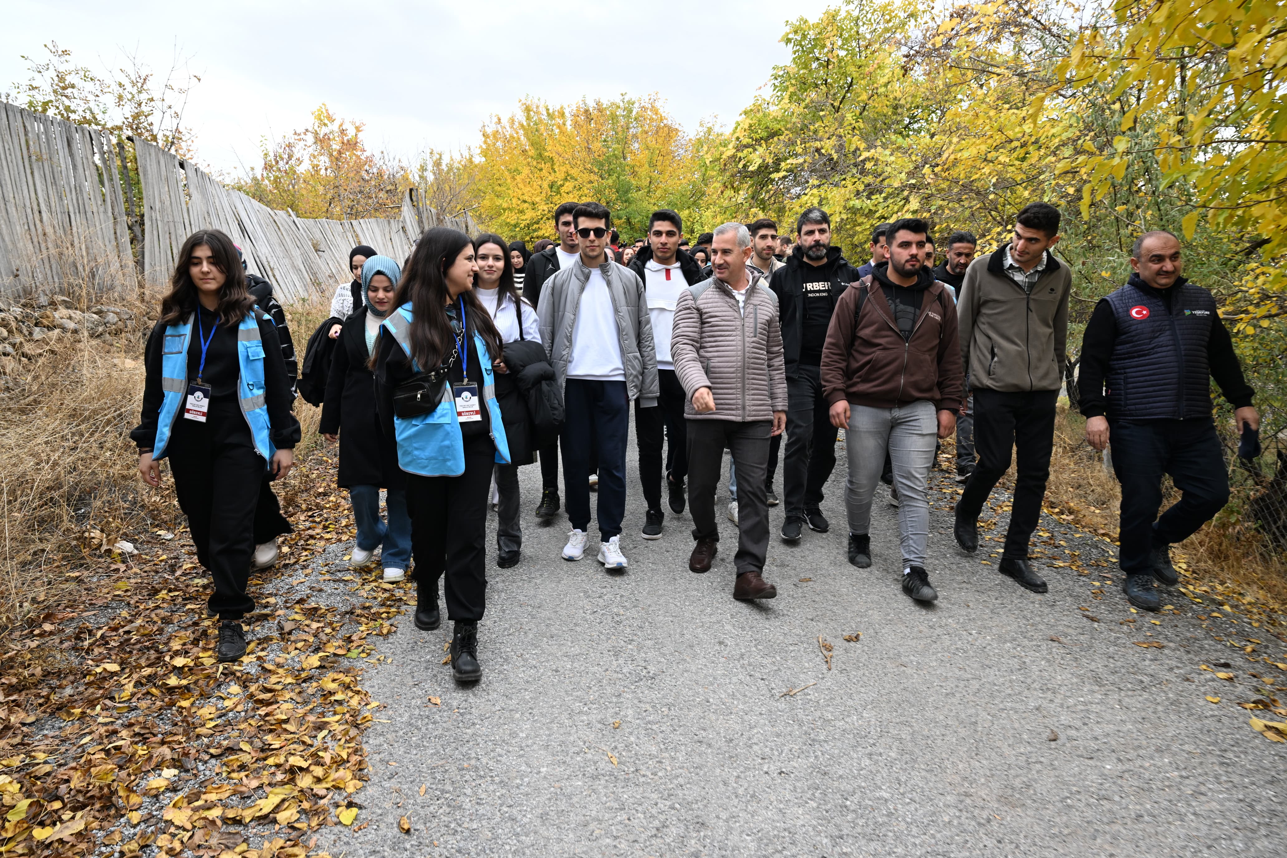 Başkan Çınar Gençlerle Yeşilyurt'u Gezdi