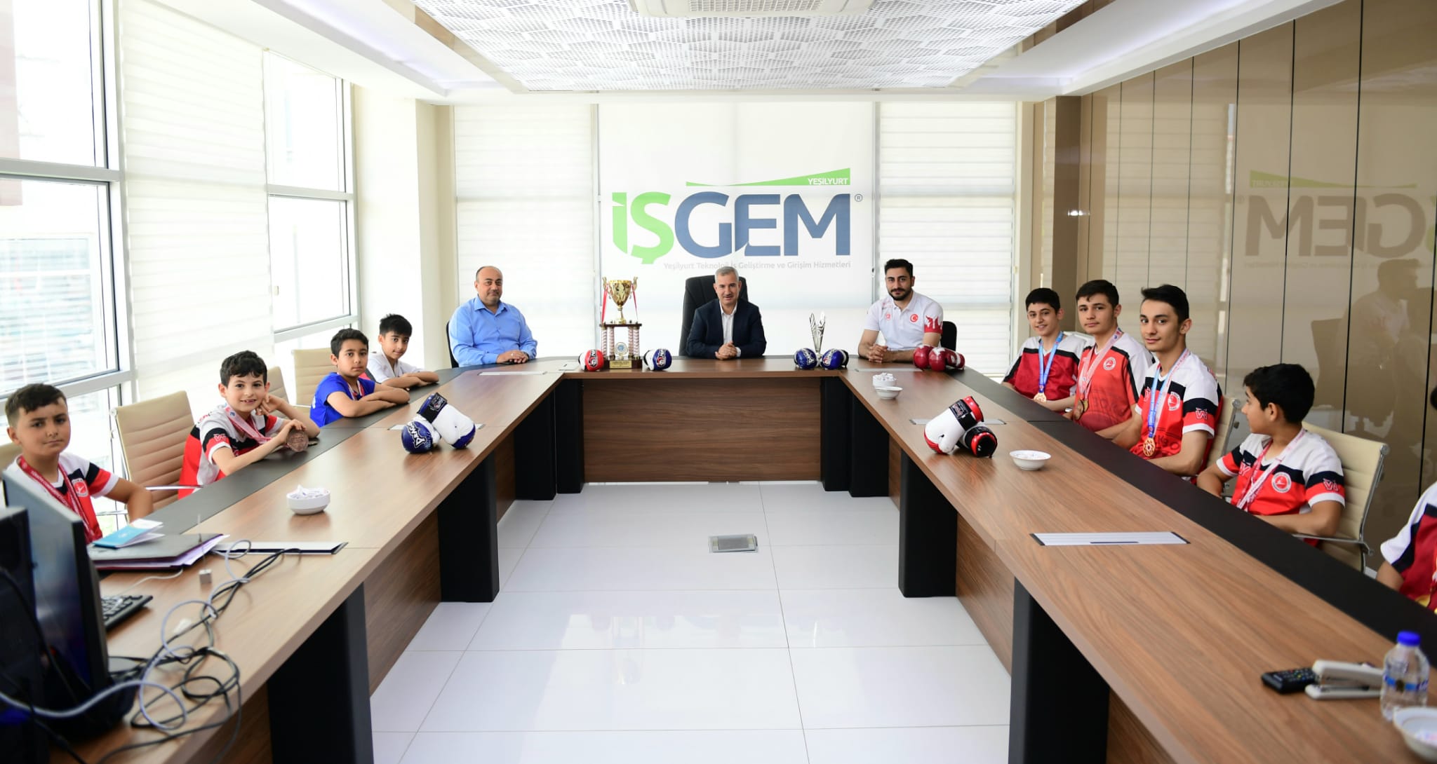 Başkan Çınar Kick-Boks Şampiyonlarını Ağırladı