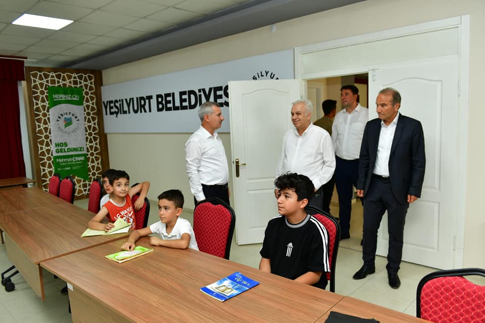 Başkan Çınar Misafirlerini Yeşilyurt Mesleki Eğitim ve Yaşam Merkezinde Ağırladı