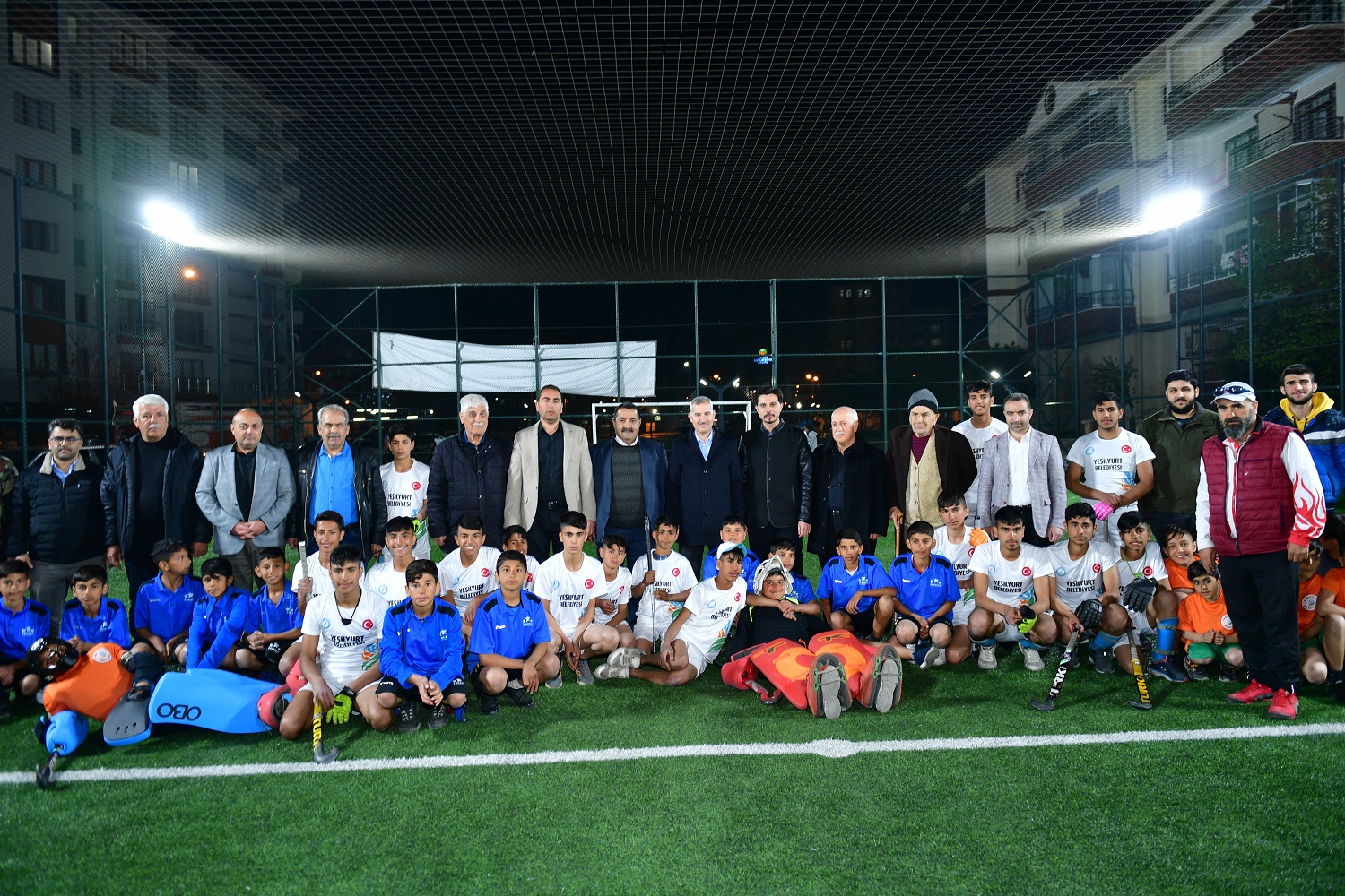 Başkan Çınar Spor Kompleksinde Gençlerle Buluştu