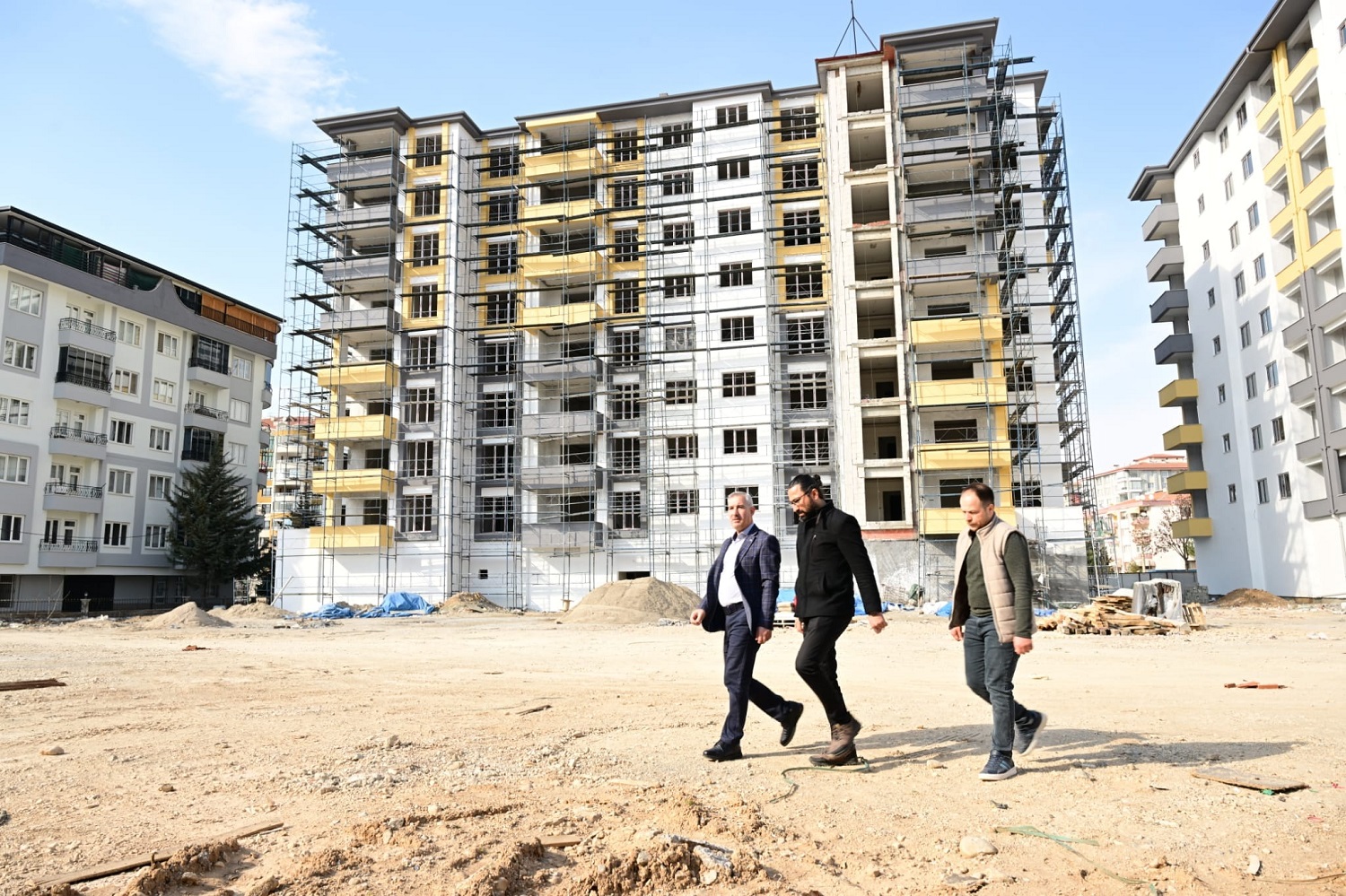 Başkan Çınar Turgut Özal Mahallesi'ndeki Konutları İnceledi