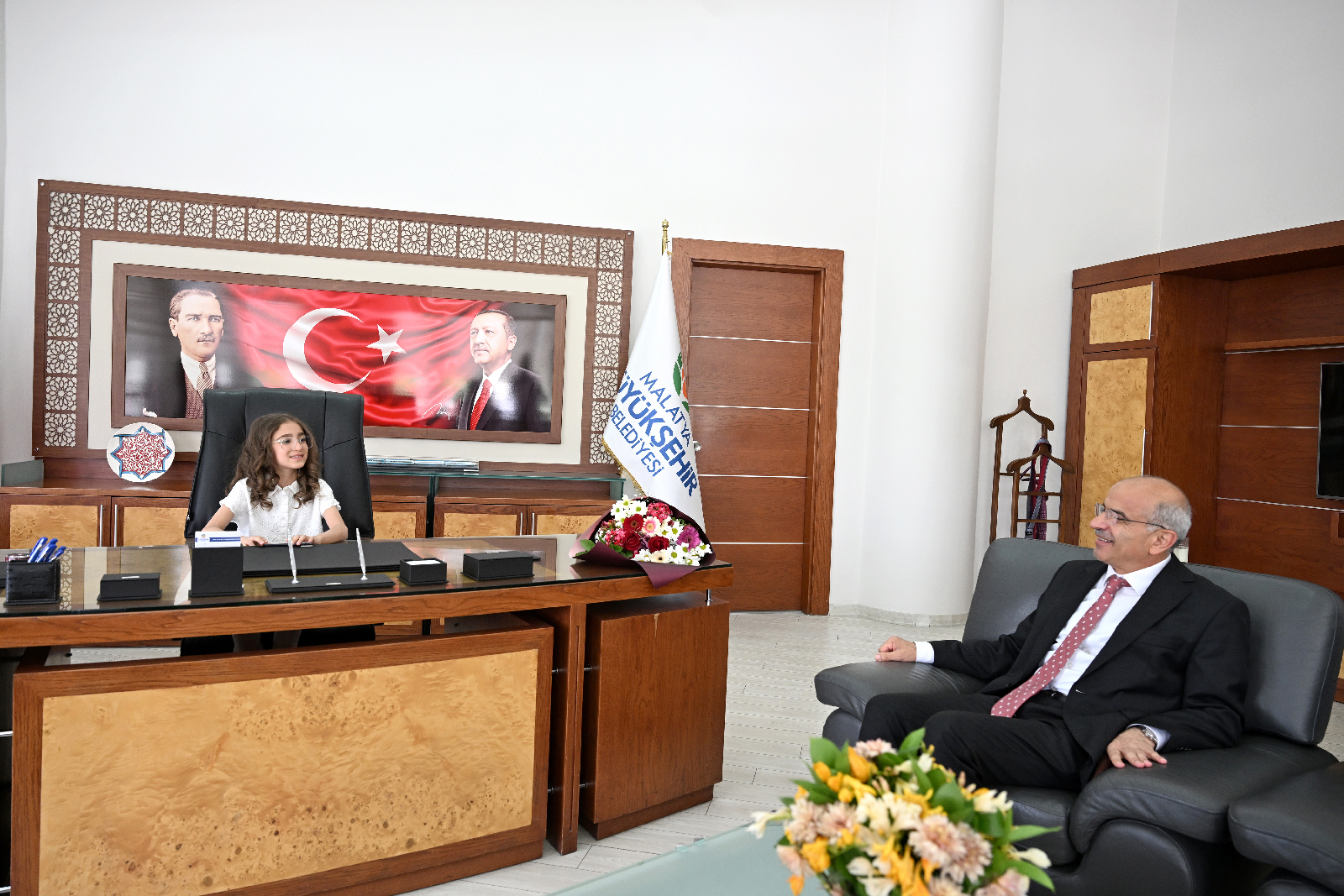 Başkan Er Başkanlık Koltuğunu Neva Aksarı’ya Devretti