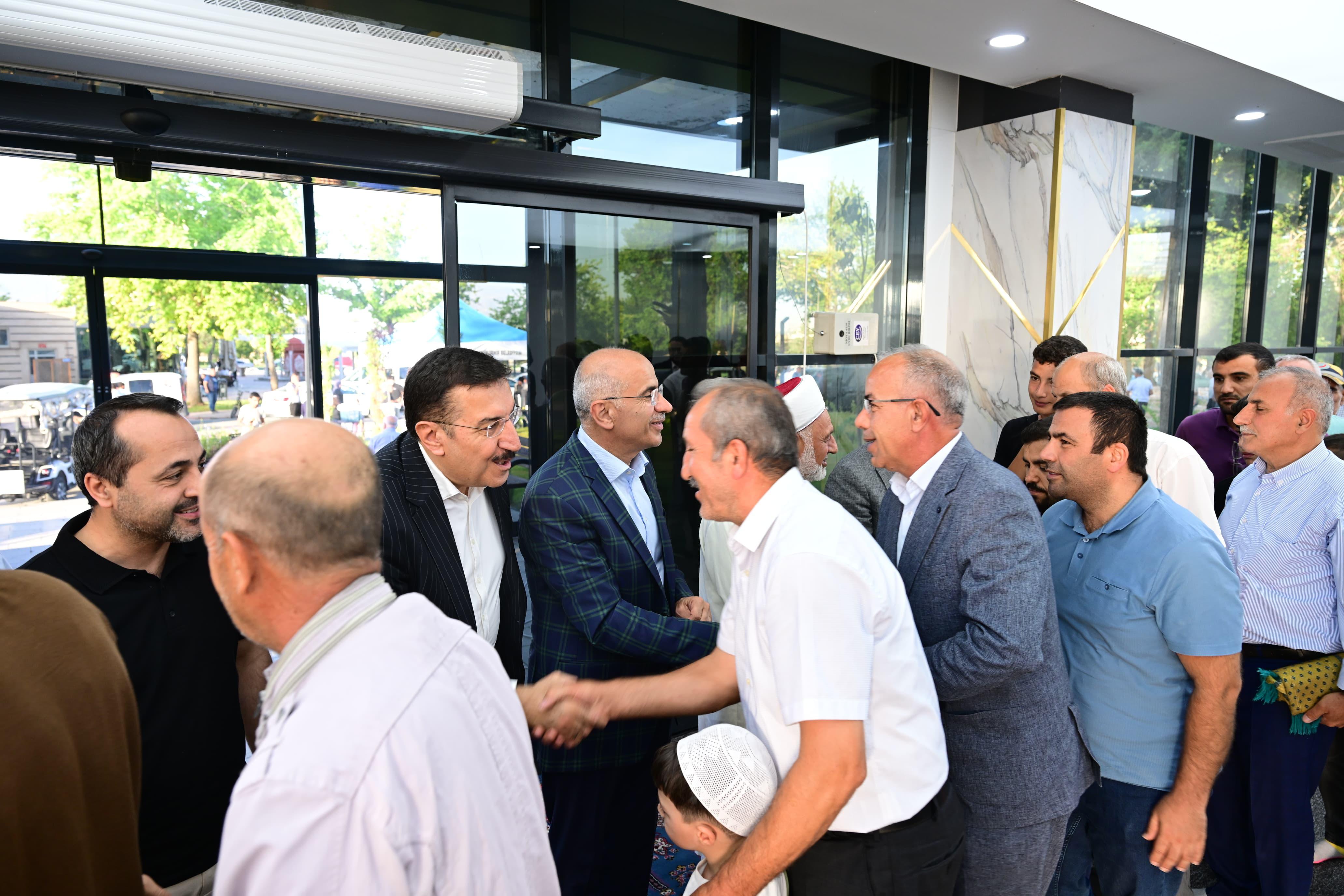 Başkan Er Vatandaşlarla ve Görev Başındaki Personelle Bayramlaştı