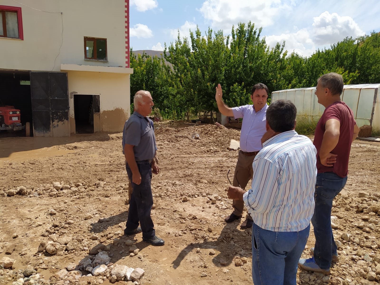 Başkan Erhan Cengiz Kuluncak'lı vatandaşlara geçmiş olsun dileklerini iletti