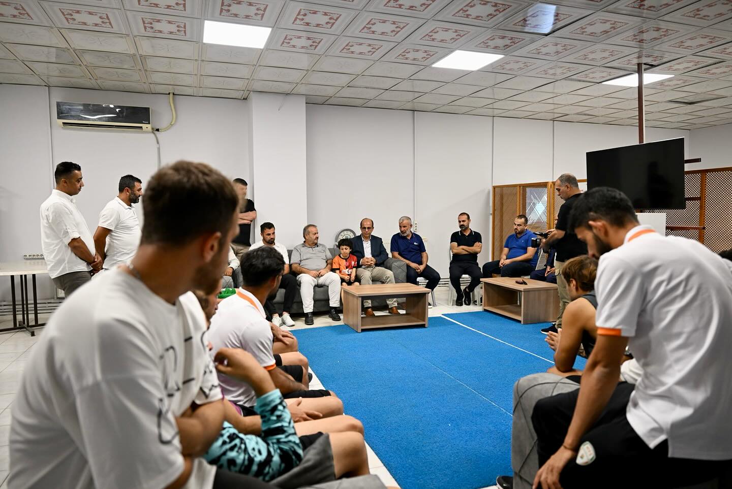 BAŞKAN GEÇİT’TEN KONTEYNER KENTLERDE KALAN FUTBOL TUTKUNU GENÇLERE MÜJDE: