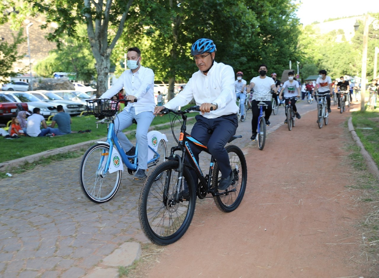 Başkan gençlerle pedal çevirdi