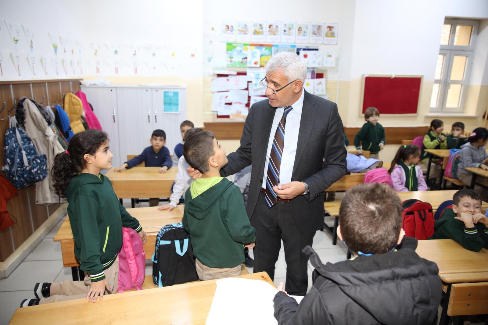 Başkan Güder'den Öğrencilere Kışlık Yardım