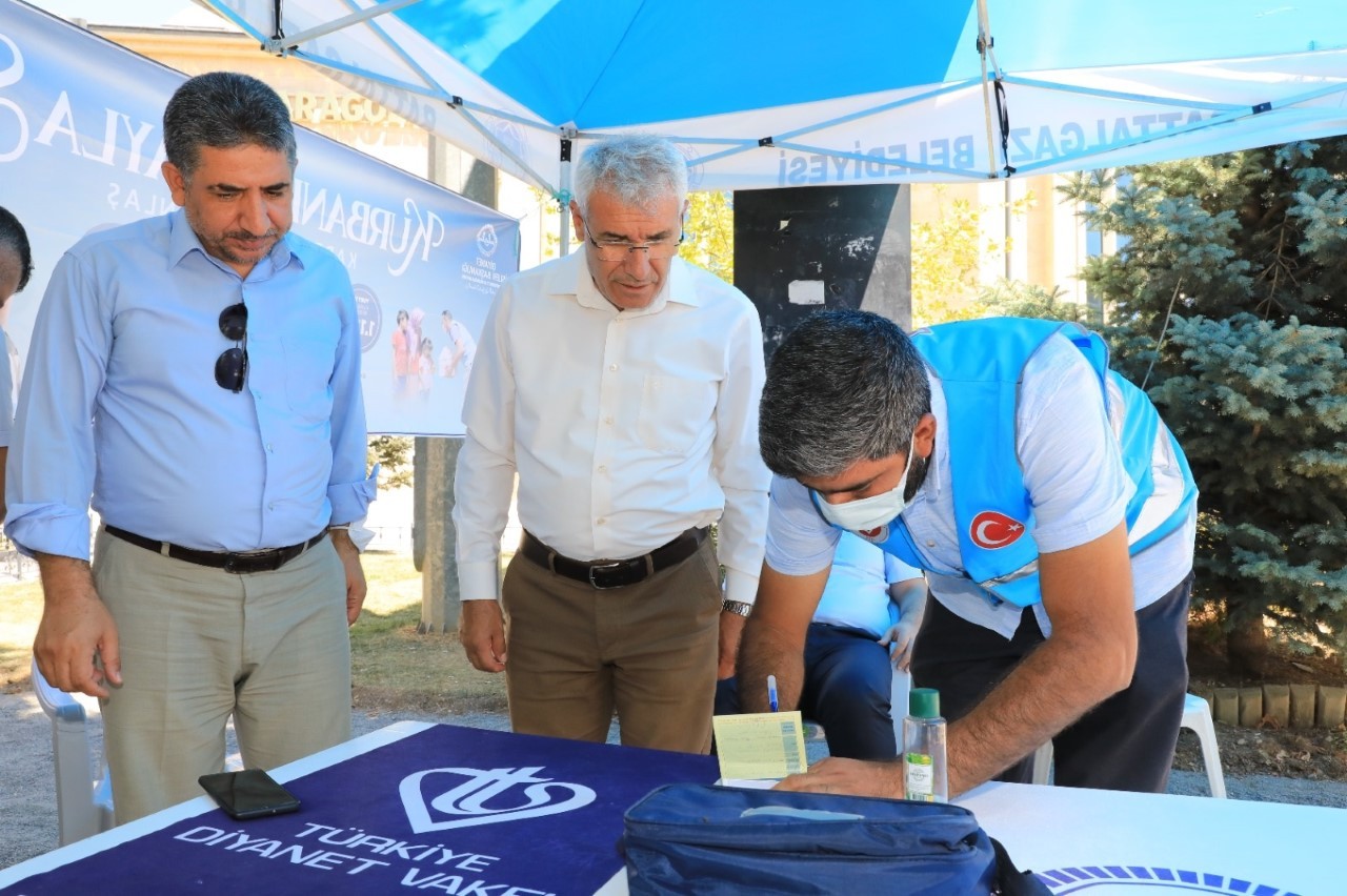 Başkan Güder, kurban bağışında bulundu