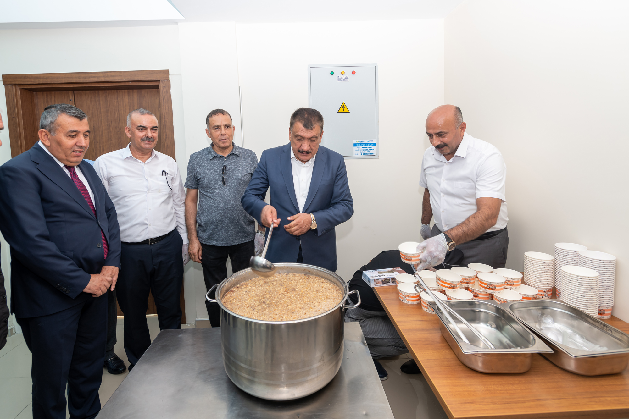 Başkan Gürkan Aşure Dağıttı