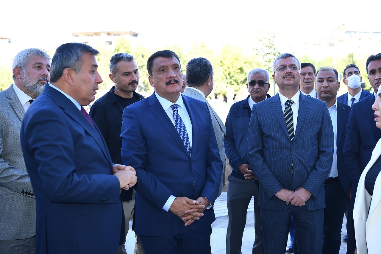 Başkan Gürkan, Kernek meydanındaki çalışmaları inceledi