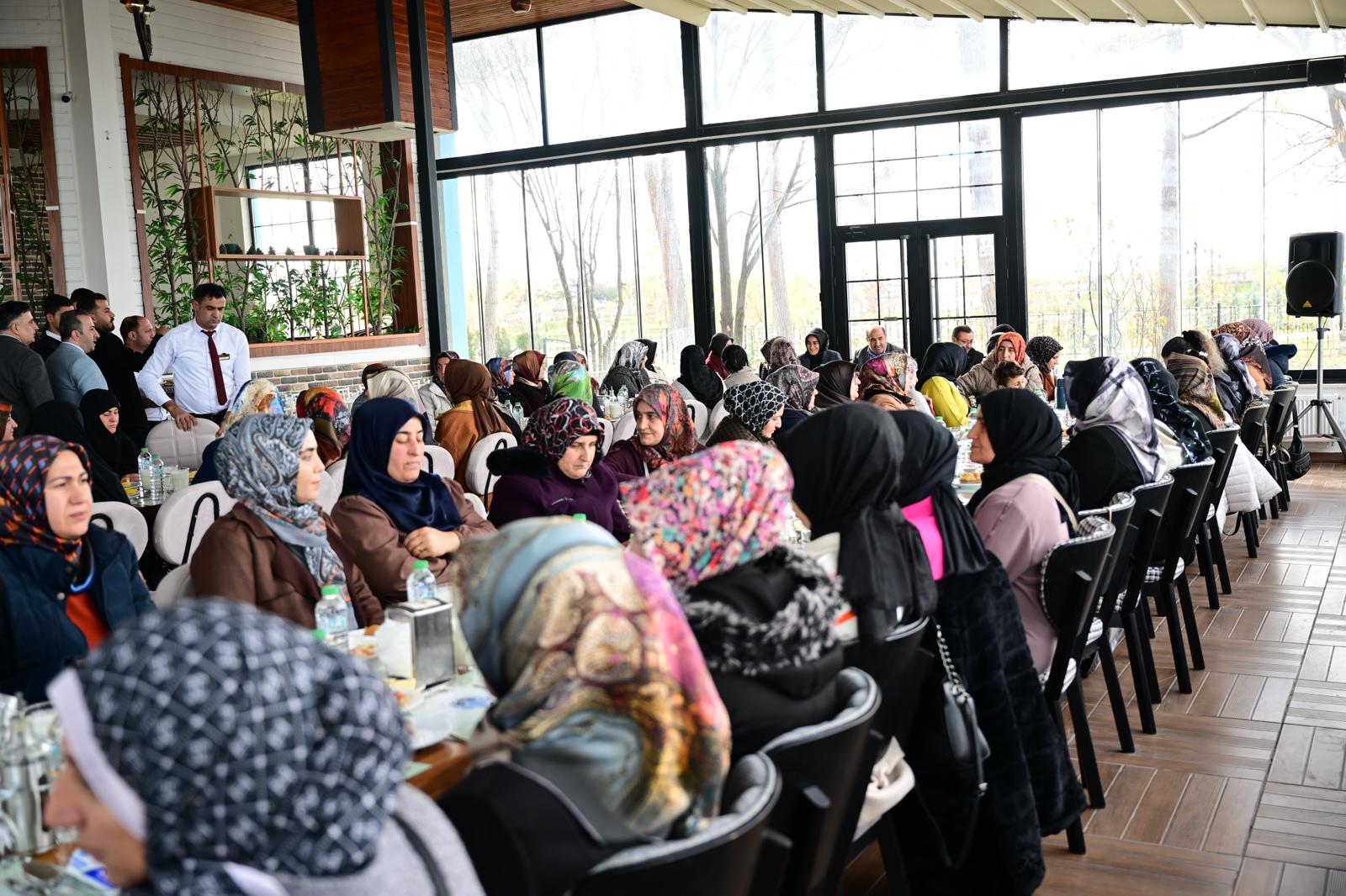 BAŞKAN TAŞKIN AK PARTİ KADIN KOLLARI MAHALLE BAŞKANLARI TOPLANTISINA KATILDI