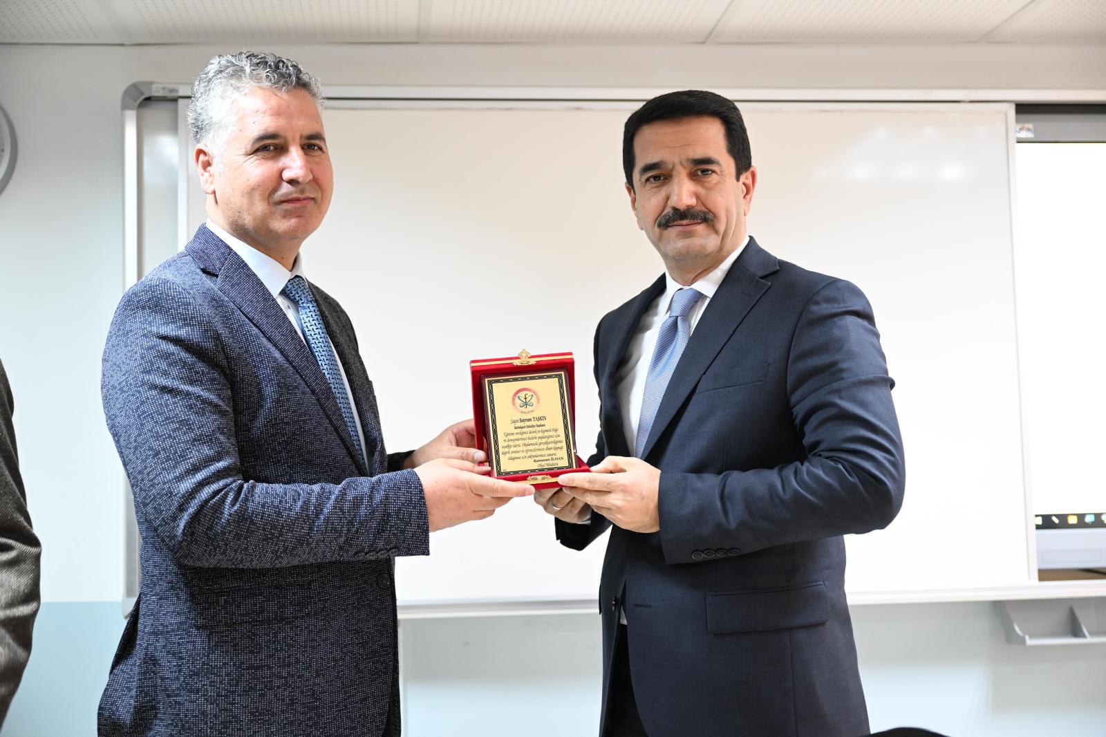 BAŞKAN TAŞKIN, GENÇLERLE DENEYİMLERİNİ PAYLAŞTI