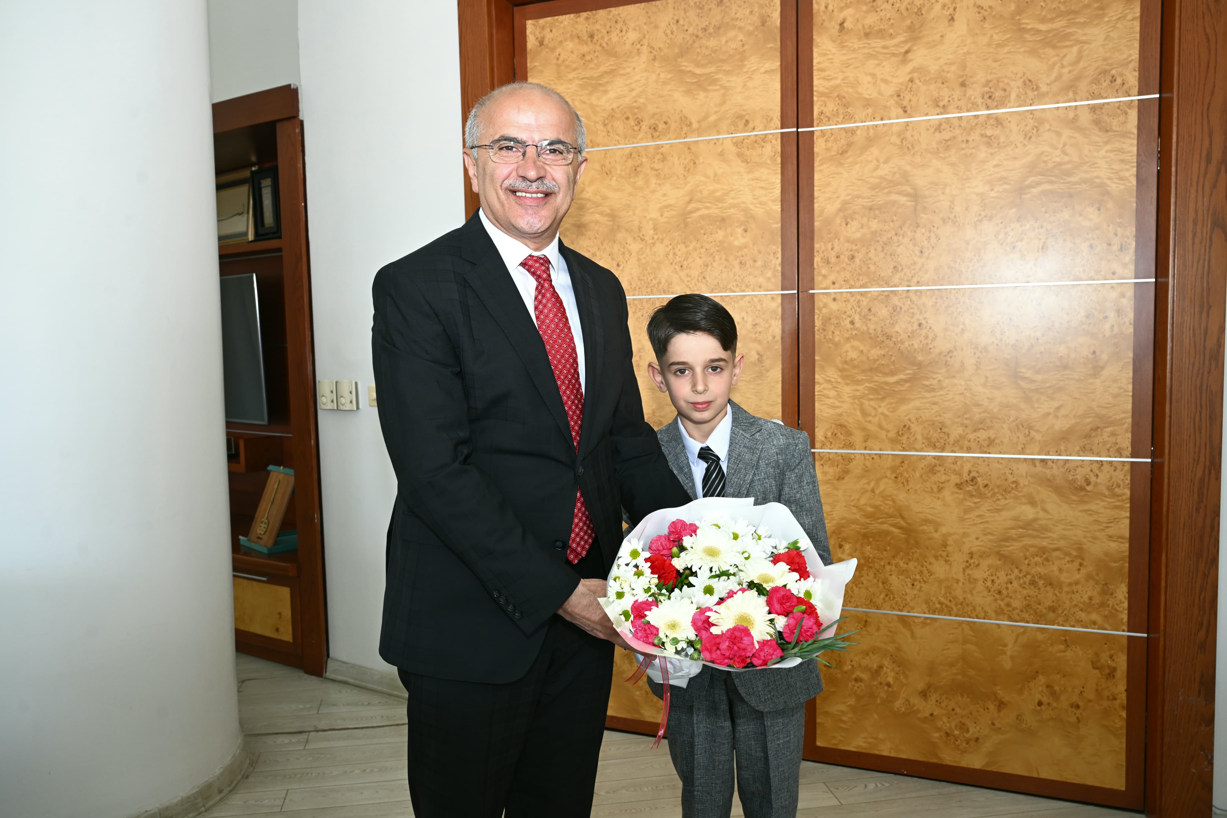 Başkanlık Koltuğunu Çoloğlu’na Devreden Başkan Er,   BU KOLTUKLARA HİZMET BİLİNCİYLE OTURULMASI GEREKİR