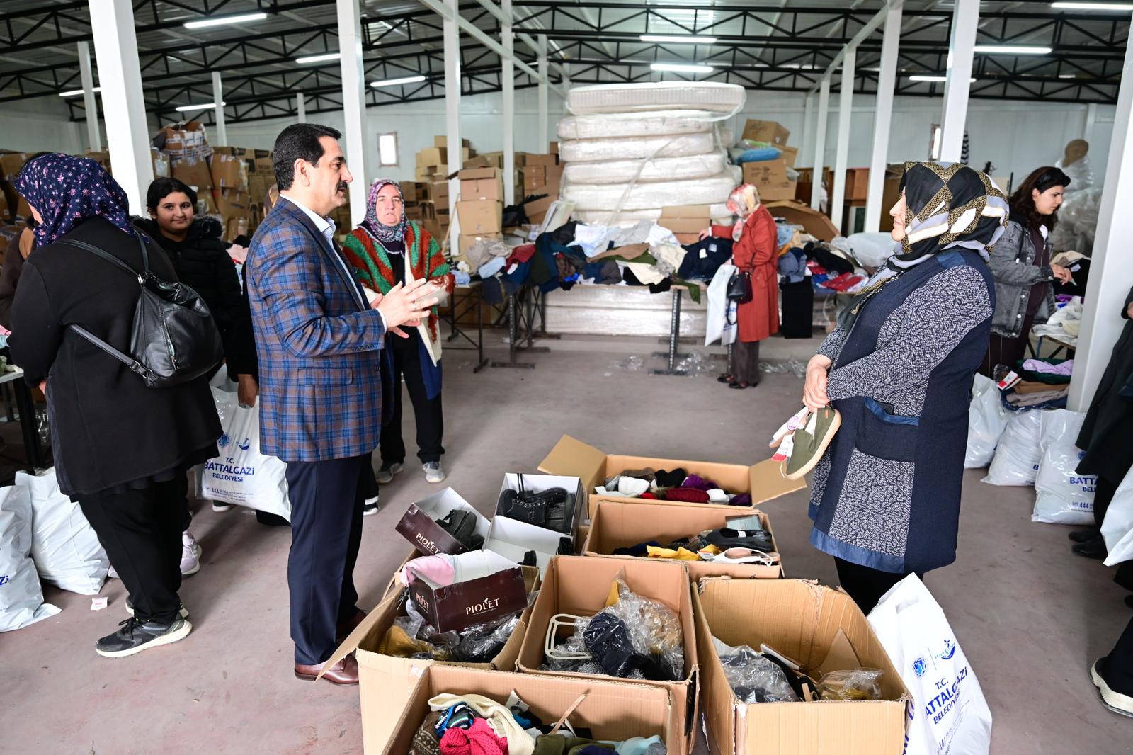 Battalgazi Belediye Başkanı Bayram Taşkın Yardım Malzemeleri Tasnif Çalışmasına Eşlik Etti