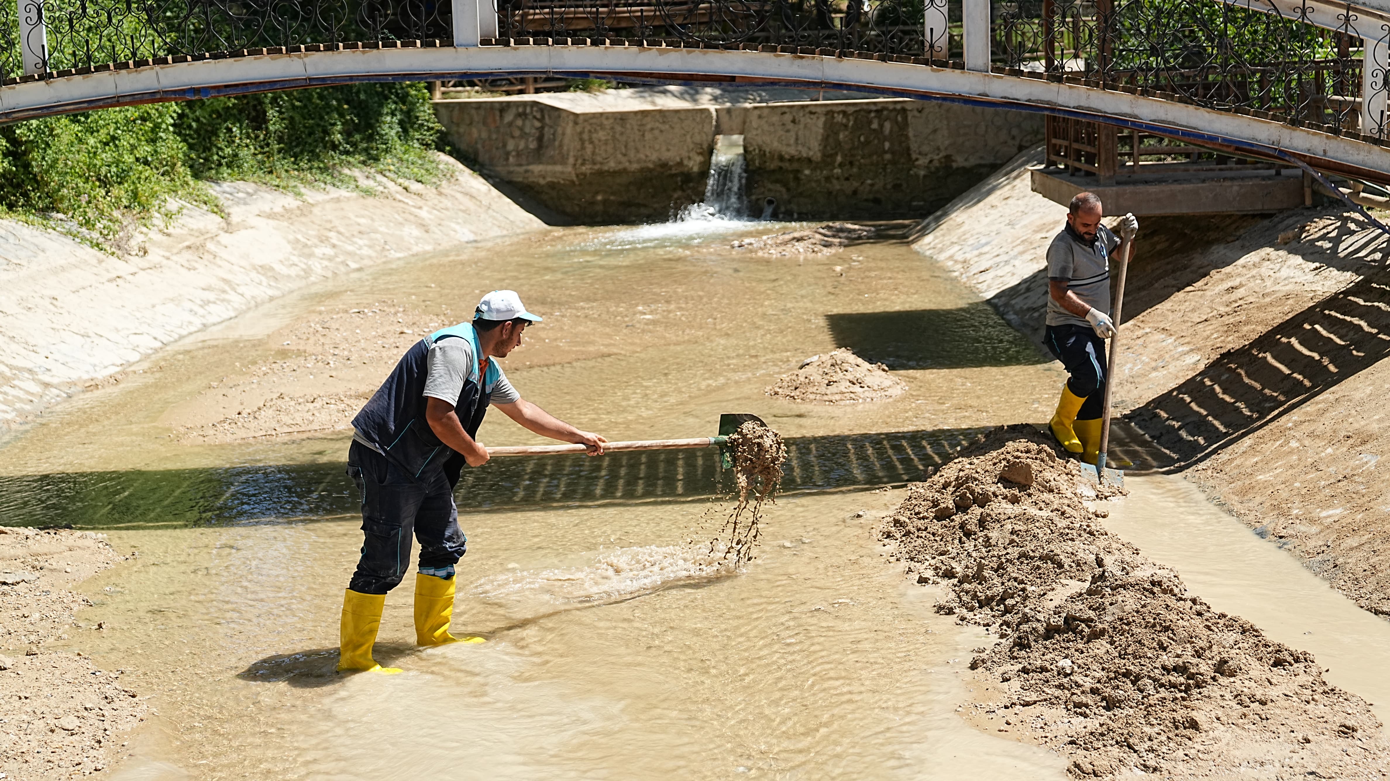BATTALGAZİ BELEDİYESİ’NDEN ÇINAR PARK’TA TEMİZLİK ÇALIŞMASI