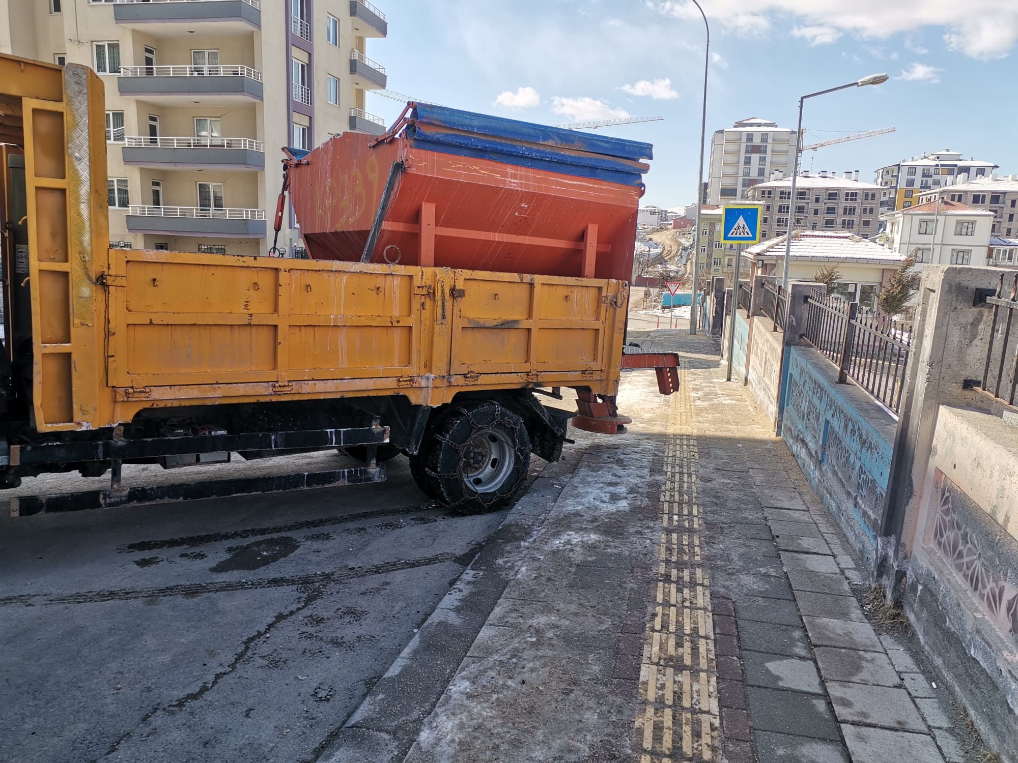 BATTALGAZİ BELEDİYESİ'NDEN OKUL BAHÇELERİNDE TUZLAMA ÇALIŞMASI