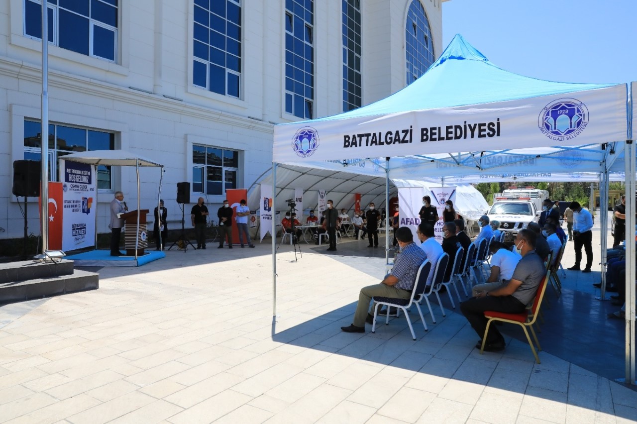 Battalgazi Belediyesi önünde afet eğitim çadırı kuruldu