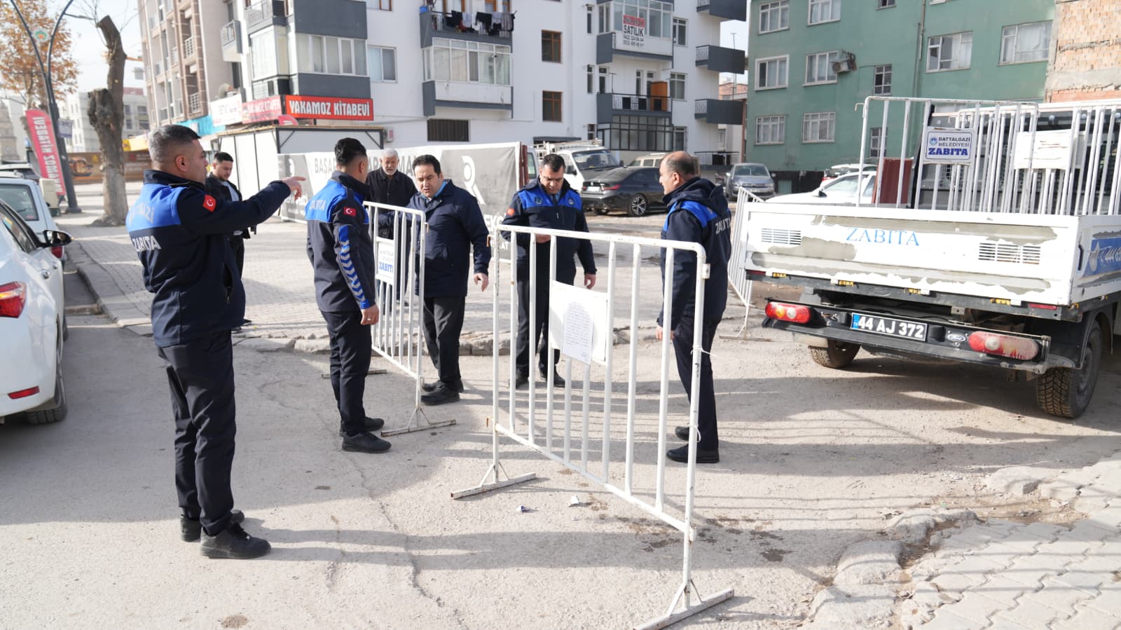 BATTALGAZİ’DE ZABITA EKİPLERİ SAHADA: YOL GÜVENLİĞİ VE PAZAR DENETİMİ