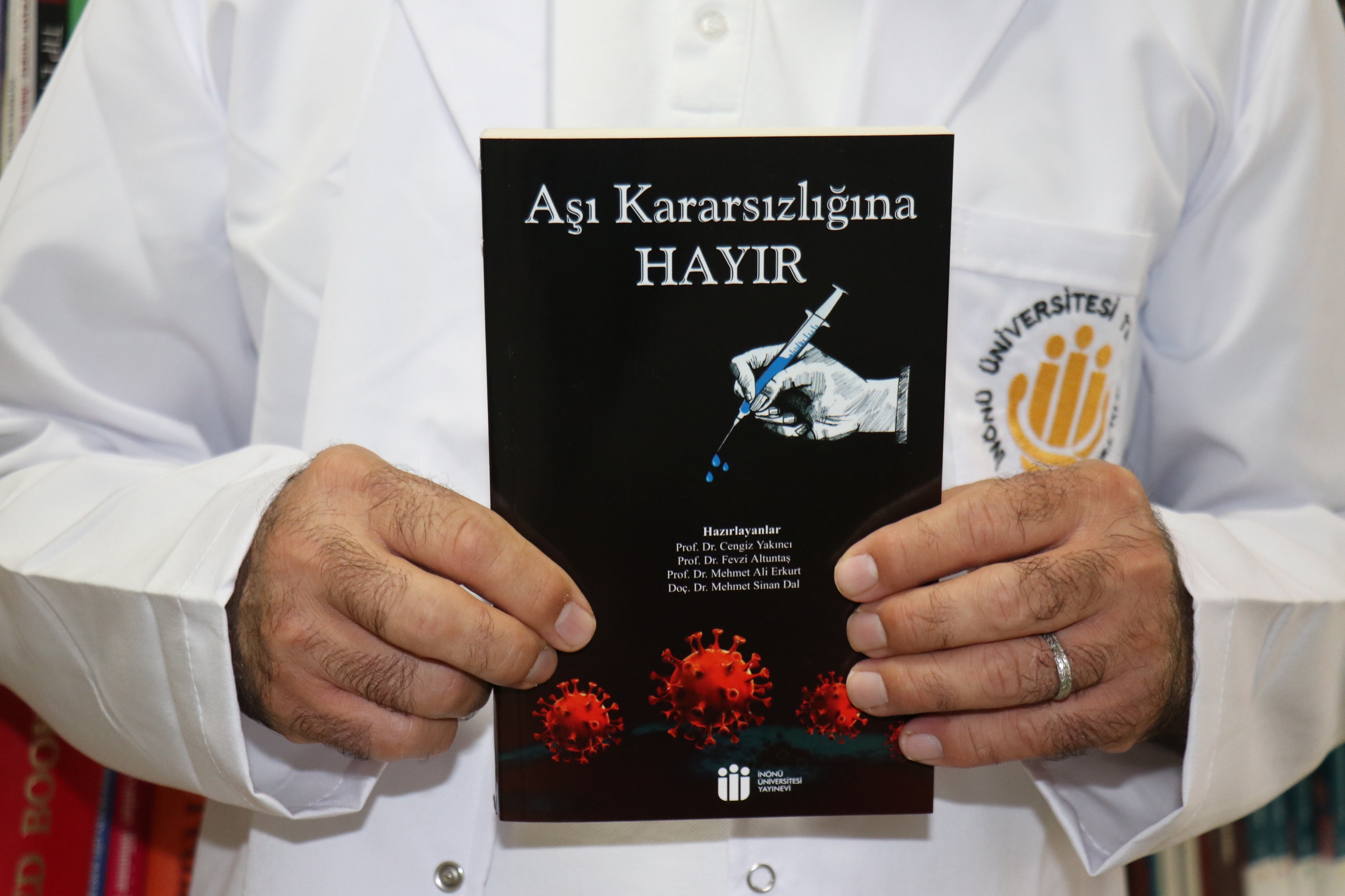 Bilim insanlarından aşı kararsızlığına karşı farkındalık kitabı